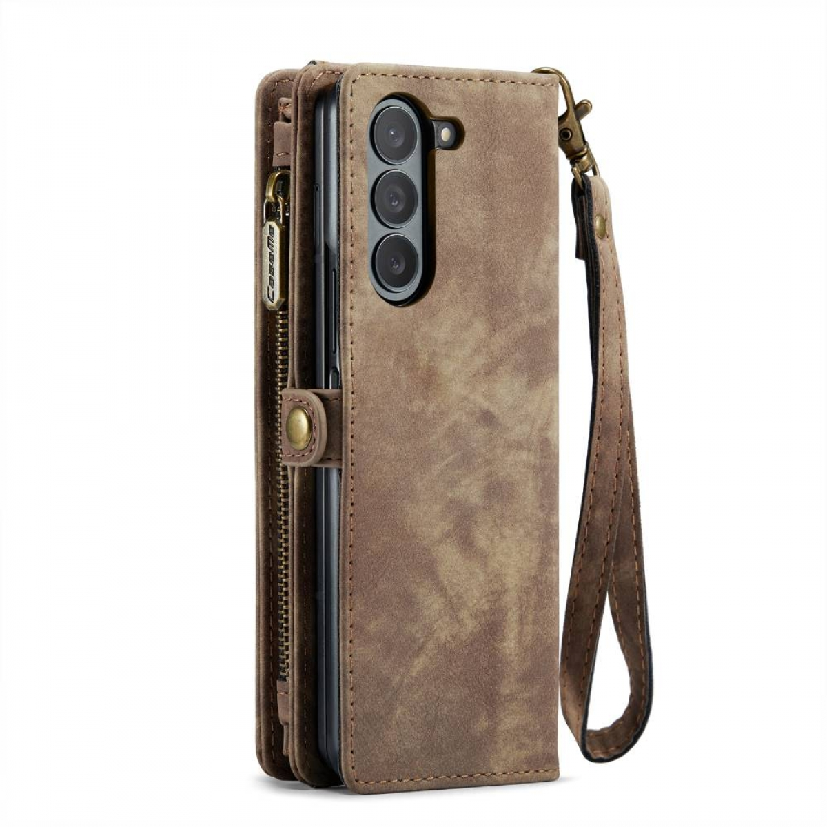 Braunes Leder-Telefon-Portemonnaie mit drei Kameralinsen und einem braunen Handgelenkriemen.