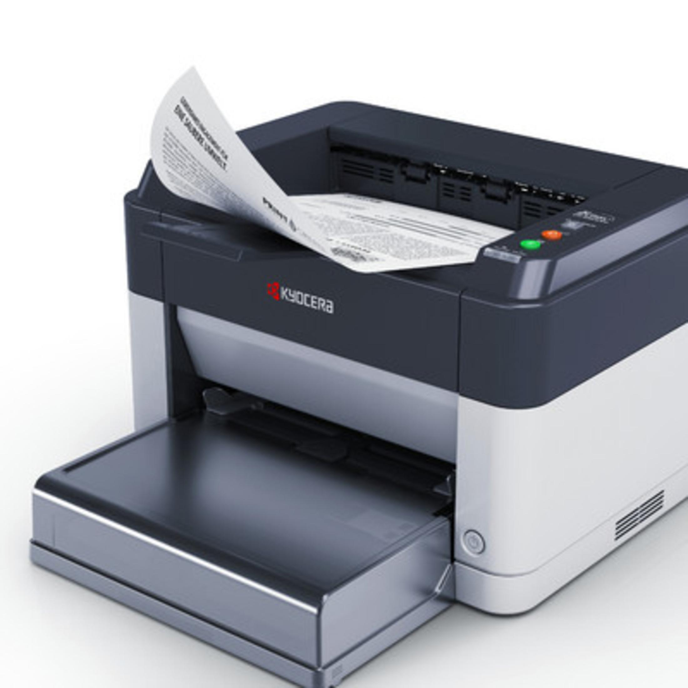 Kyocera-Drucker druckt ein Dokument. Papierausgabe offen. Weißer Hintergrund.