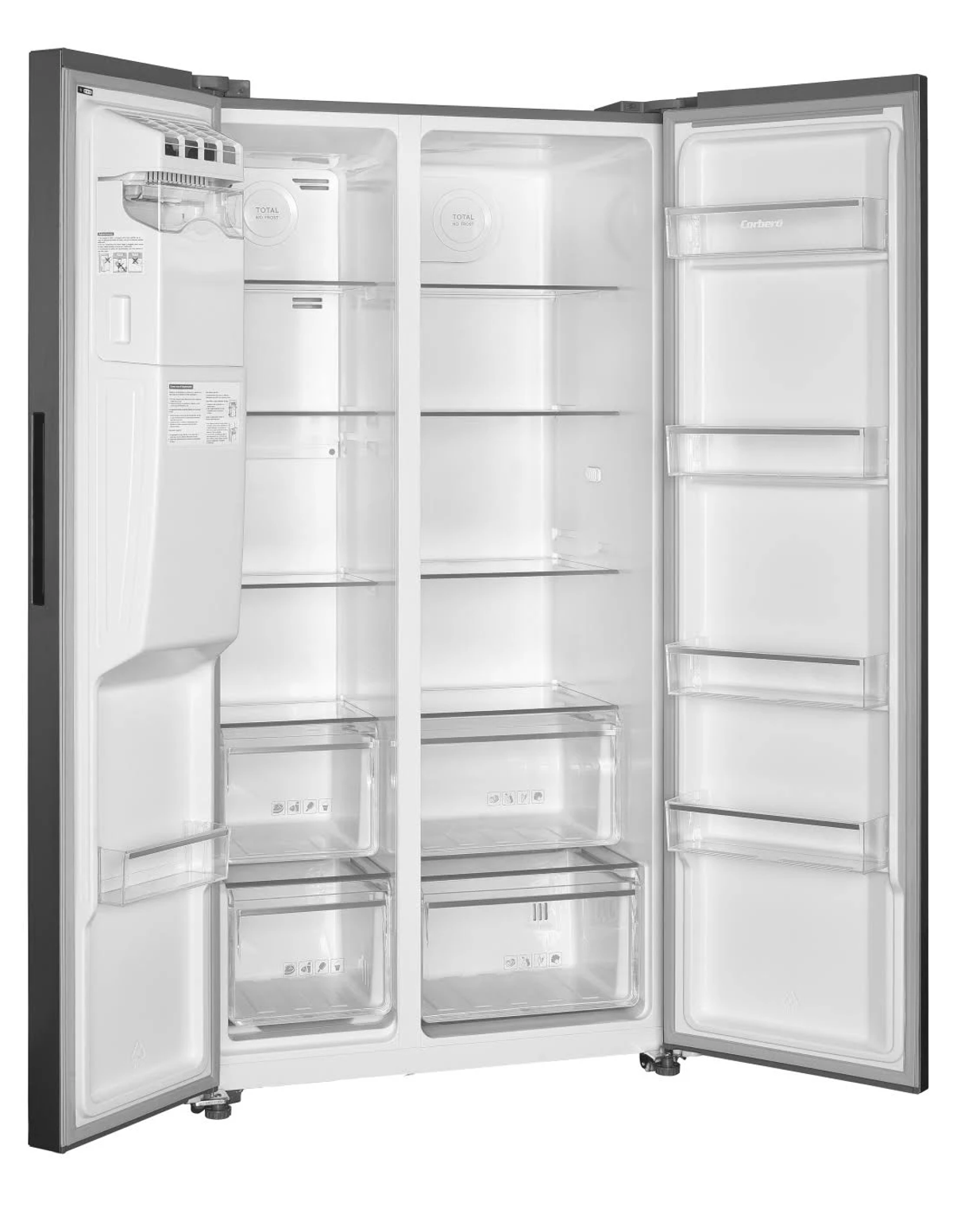 Un refrigerador grande, abierto y vacío con cajones y estantes transparentes.