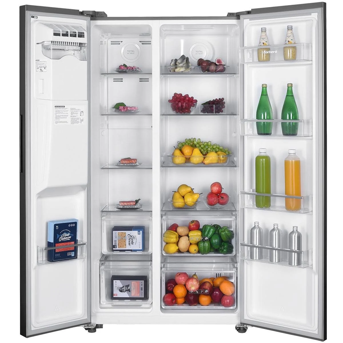 Refrigerador abierto con frutas, bebidas y estantes. Un lado tiene una máquina de hielo.