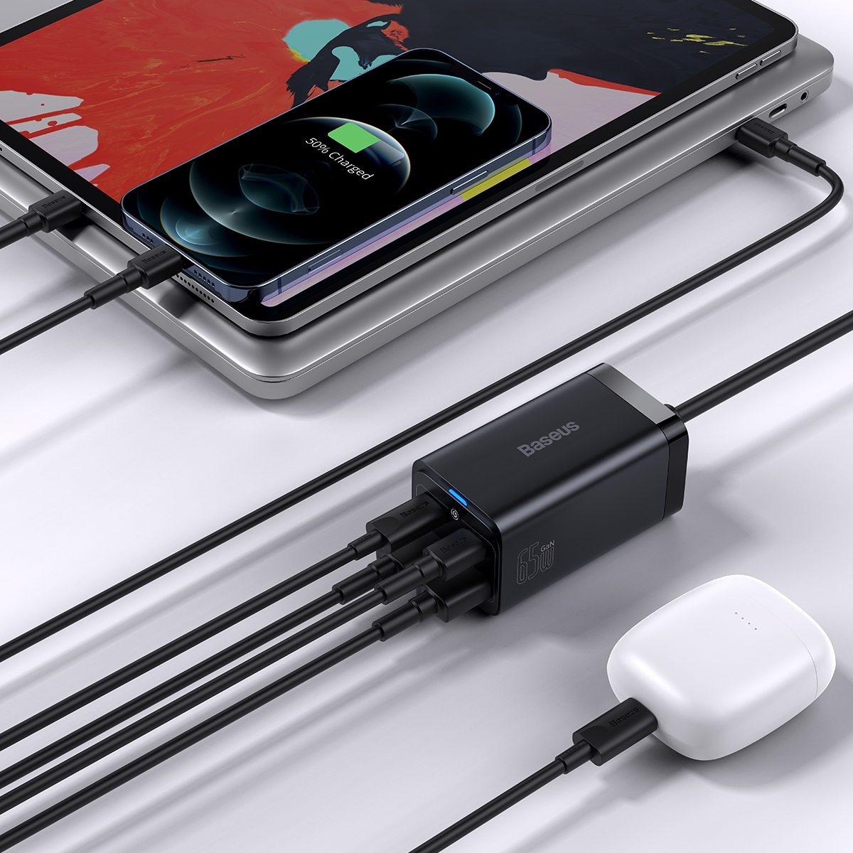 Chargeur Baseus 65W avec plusieurs câbles de charge, téléphone, tablette et écouteurs.