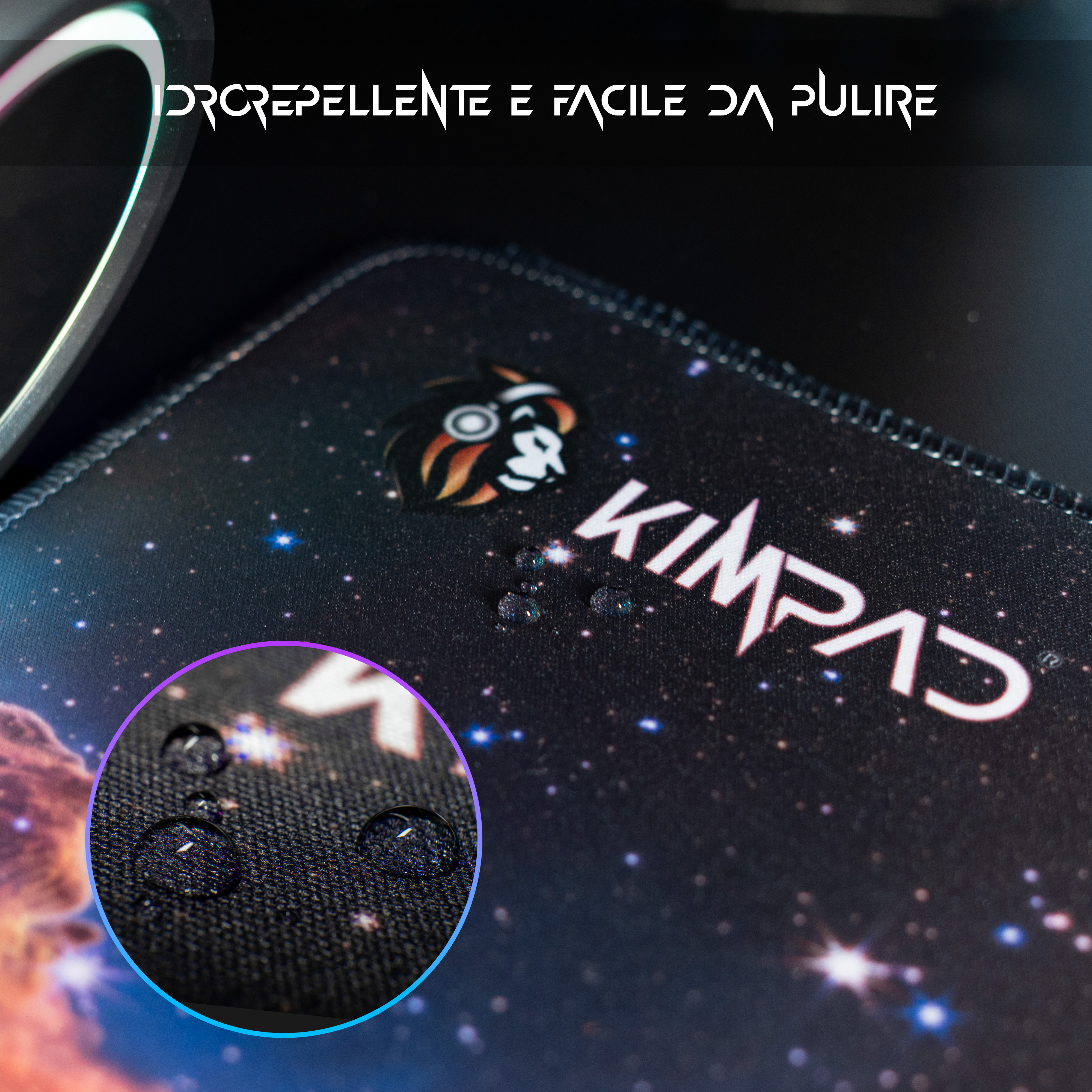Primo piano di un tappetino per mouse con goccioline d'acqua, con un design galattico.