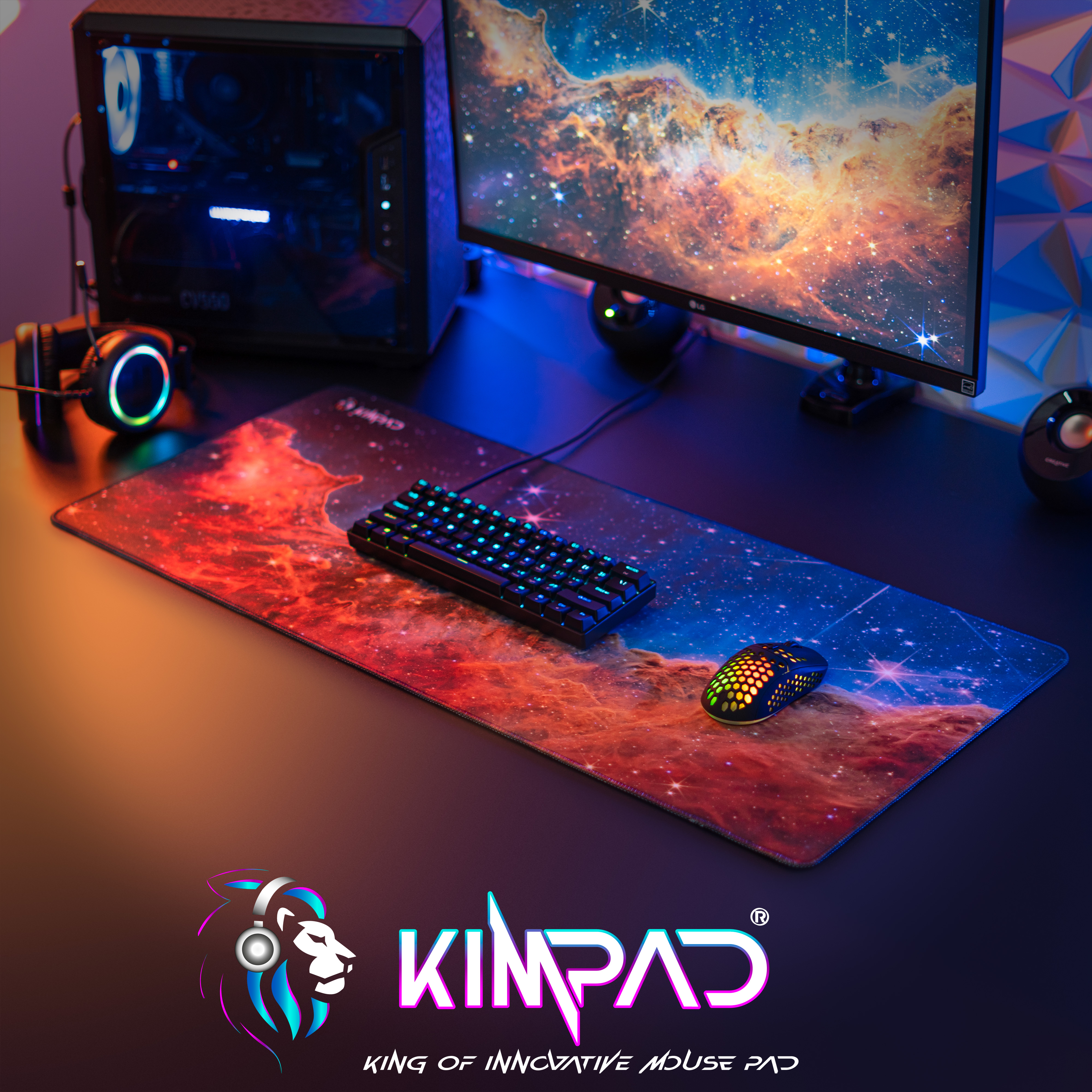 Un desktop con mousepad, tastiera e monitor. Un mouse sulla destra.