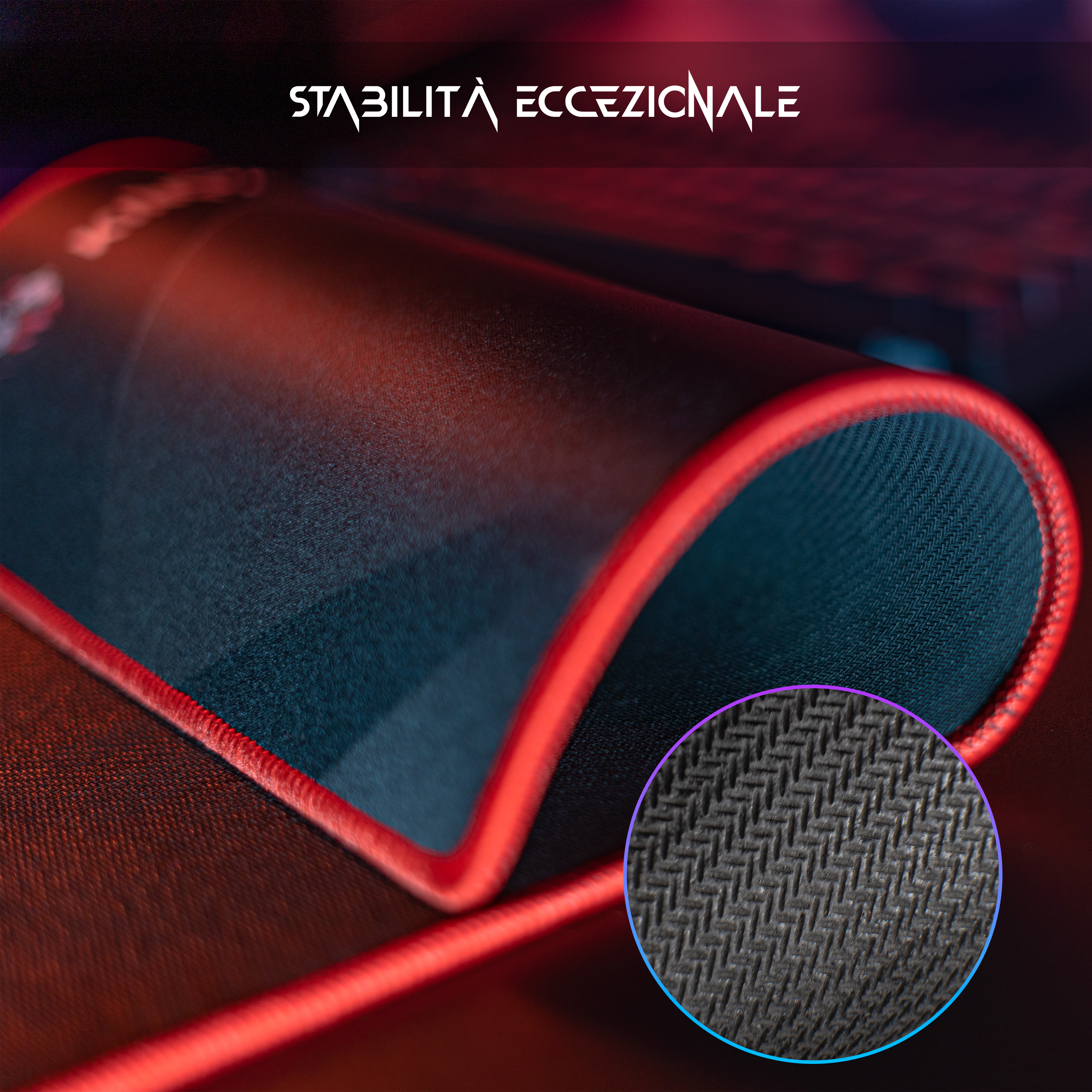 Primo piano di un tappetino per mouse da gaming nero con bordatura rossa. Il tappetino è piegato, mostrando il lato inferiore strutturato.