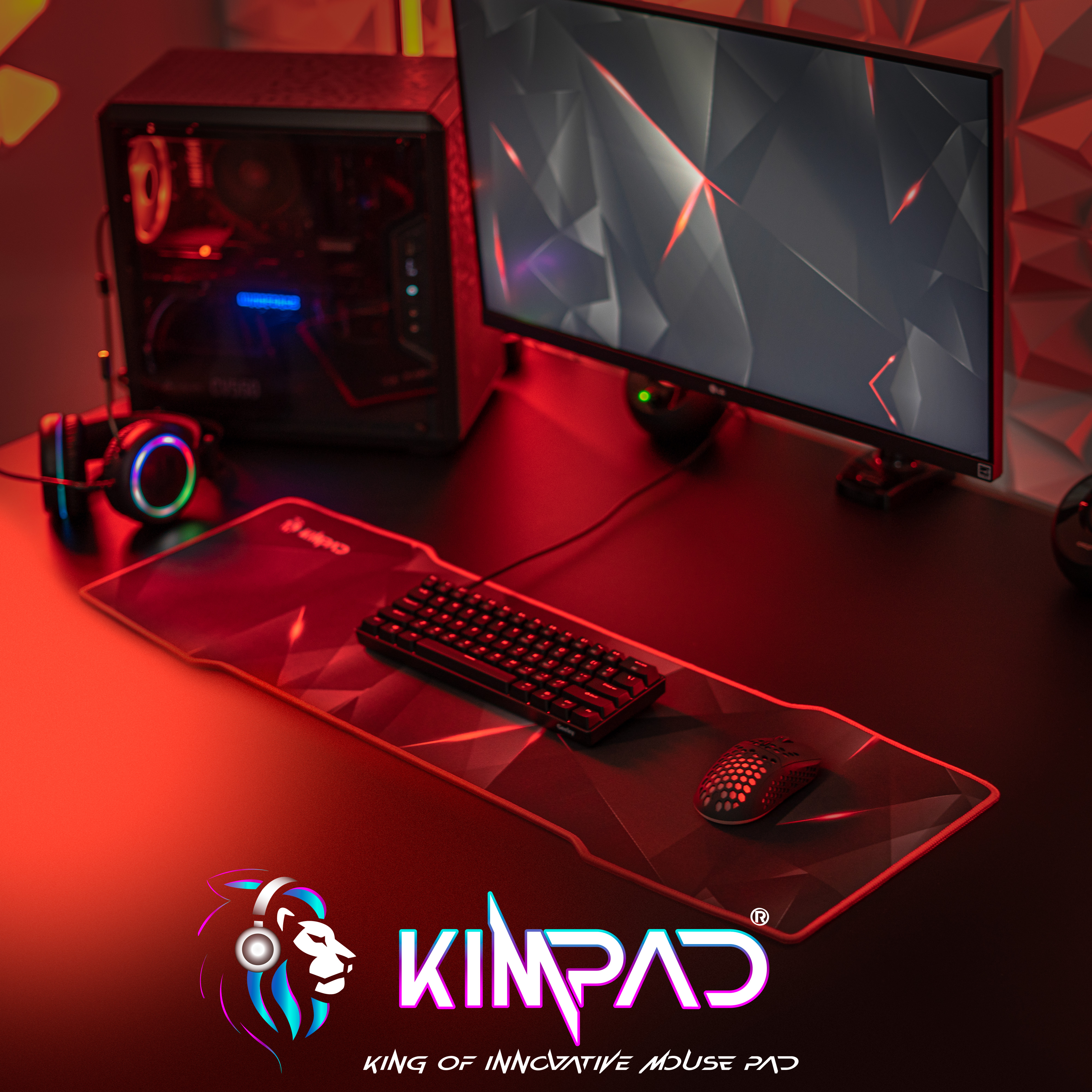 Configurazione gaming con tappetino per mouse, tastiera, PC, monitor e cuffie. Illuminazione rossa.