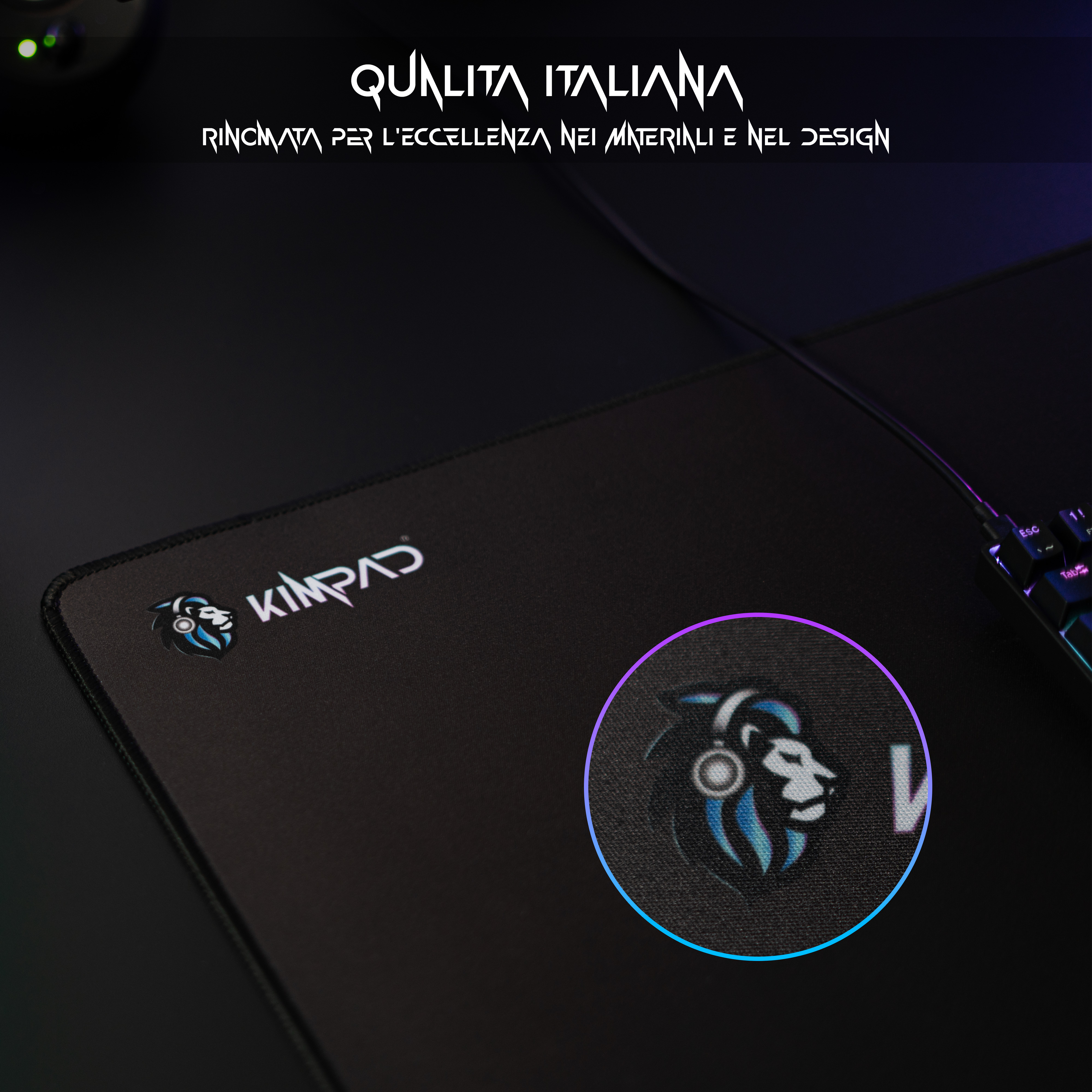 Tappetino per mouse nero con logo, primo piano di una testa di leone bianca e blu.