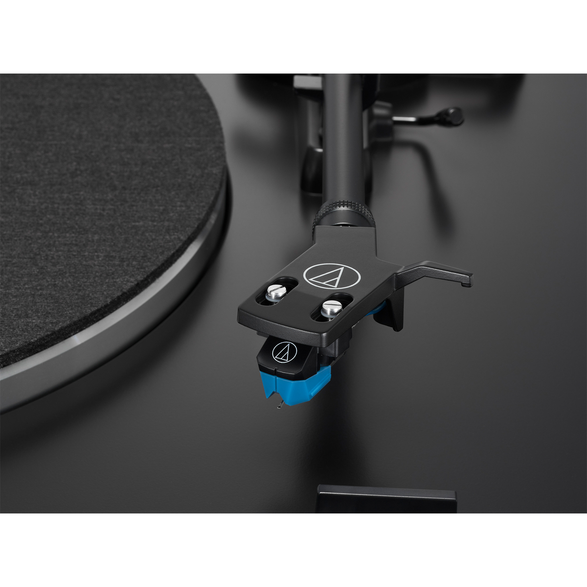 Tocadiscos negro con brazo negro y aguja azul.