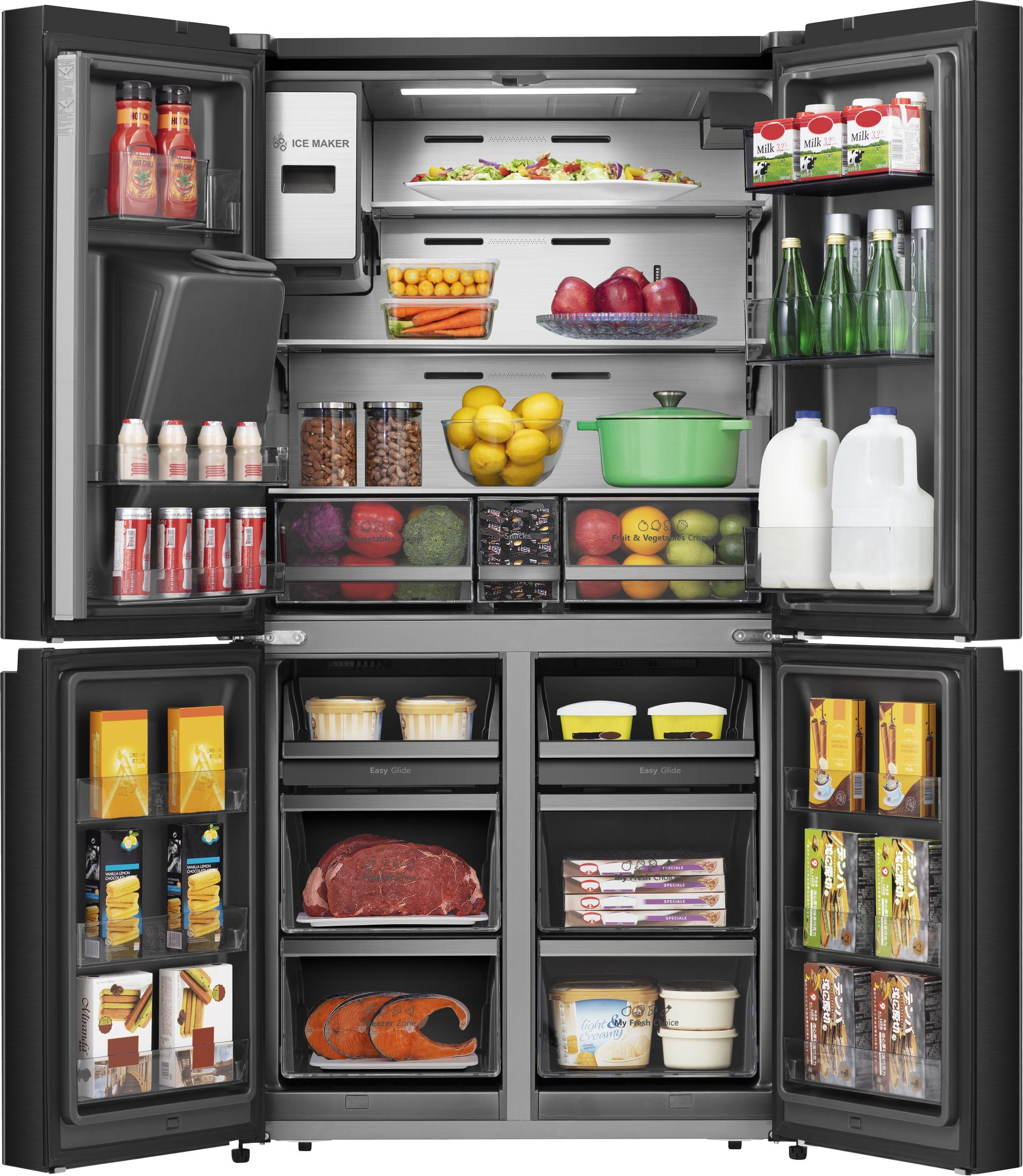 Un grande frigorifero nero aperto. All'interno ci sono cibo e bevande, tra cui latte e ketchup.