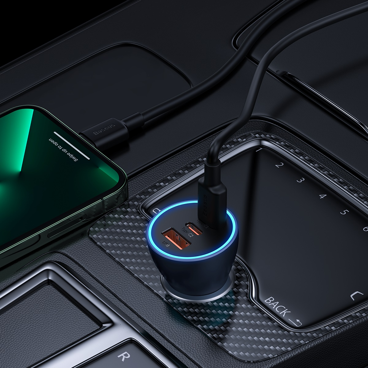 Ładowarka samochodowa podłączona do samochodu, ładująca telefon.