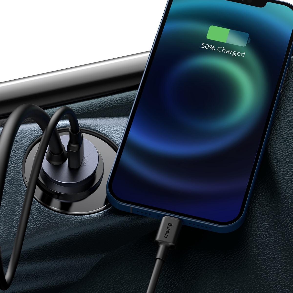 Un cavo nero è collegato a un telefono blu in carica. Un caricatore per auto è sullo sfondo.
