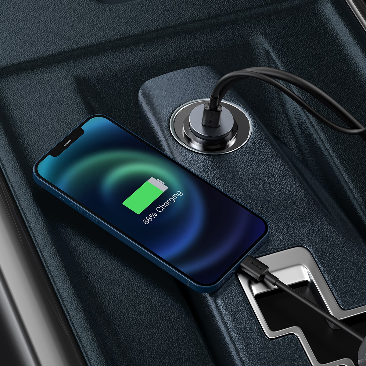 Telefono blu in carica in auto. Lo schermo mostra l'88% di carica.