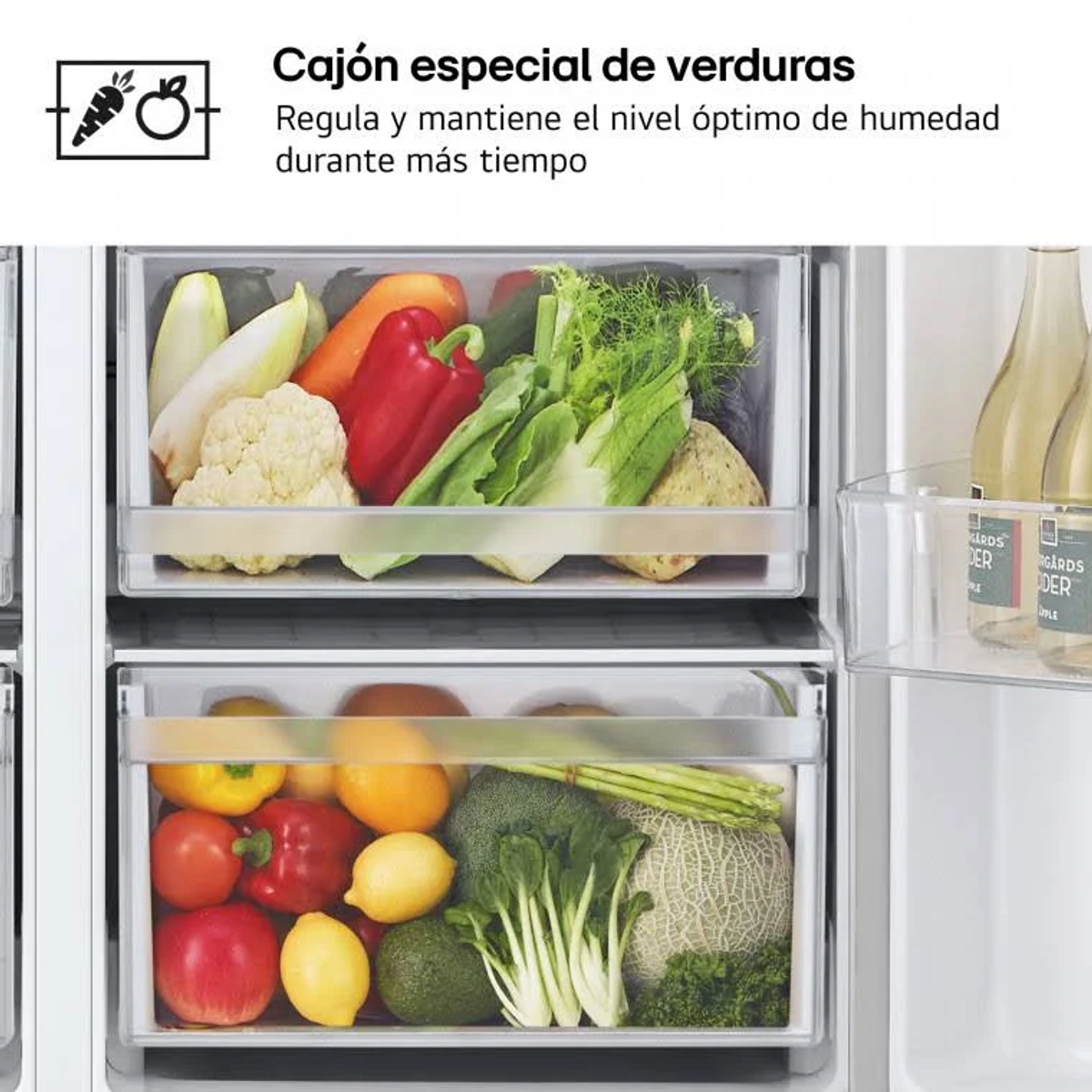 Cassetti del frigorifero con vari prodotti: carote, peperoni, limoni e altro.