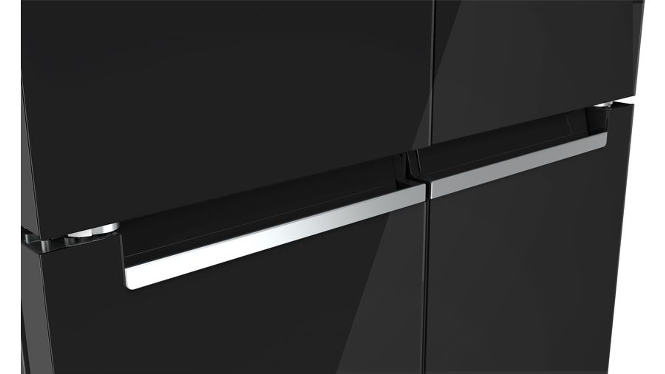 Zbliżenie czarnej lodówki z uchwytem ze srebrnym wykończeniem.