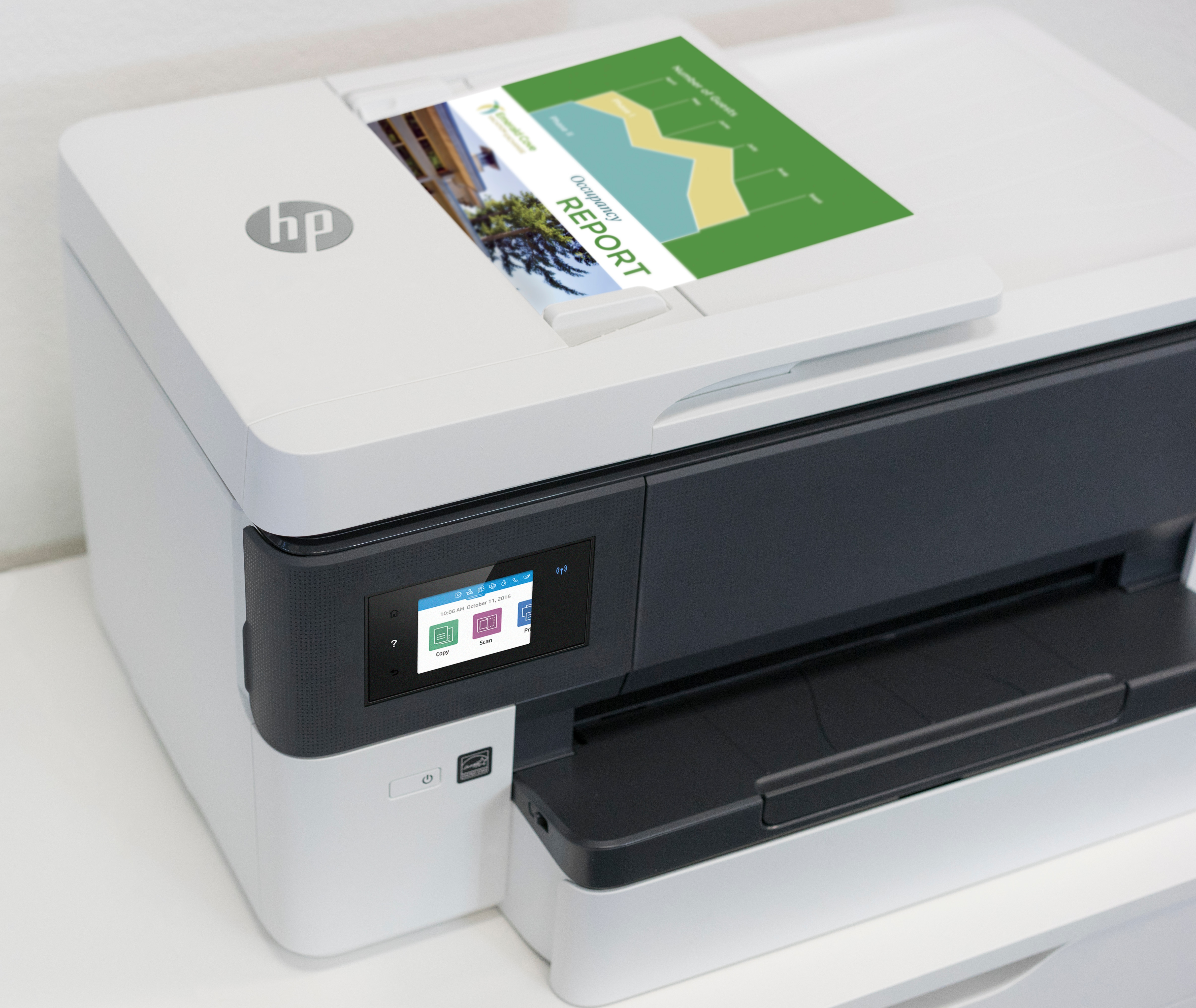 Weißer und schwarzer HP-Drucker mit einem Bericht oben drauf. Ein Bildschirm zeigt ein Menü.