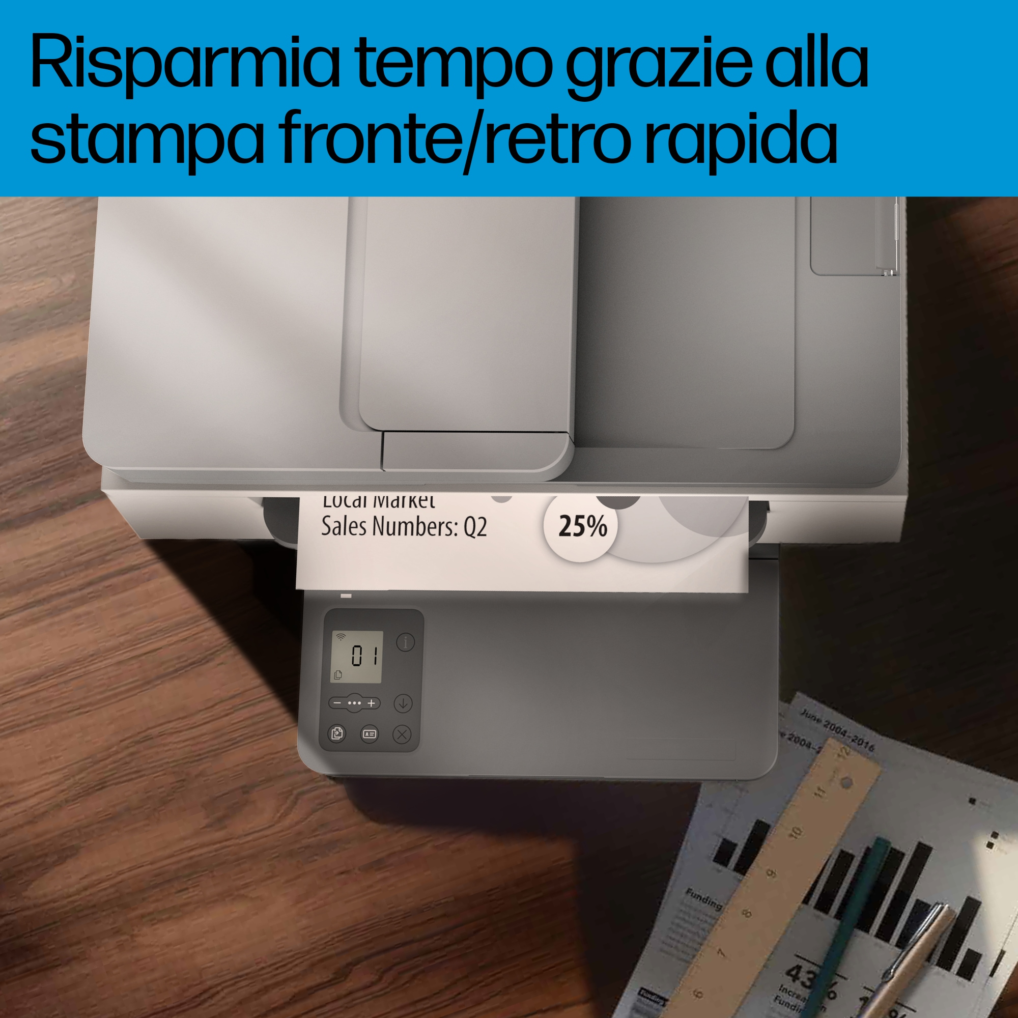 Ein Drucker druckt ein Dokument mit Text und Grafiken. Eine Seite kommt heraus.