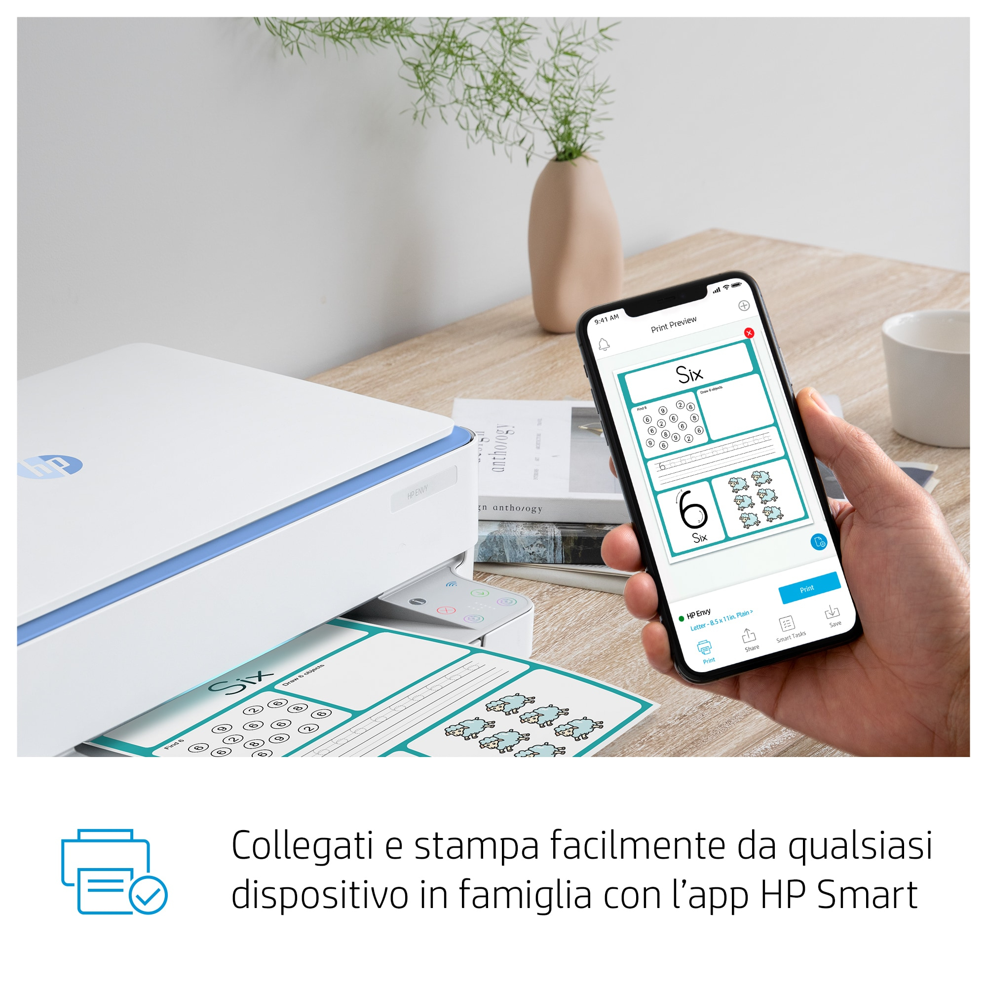 Person hält Smartphone mit Druckvorschau. Weißer HP-Drucker im Hintergrund.