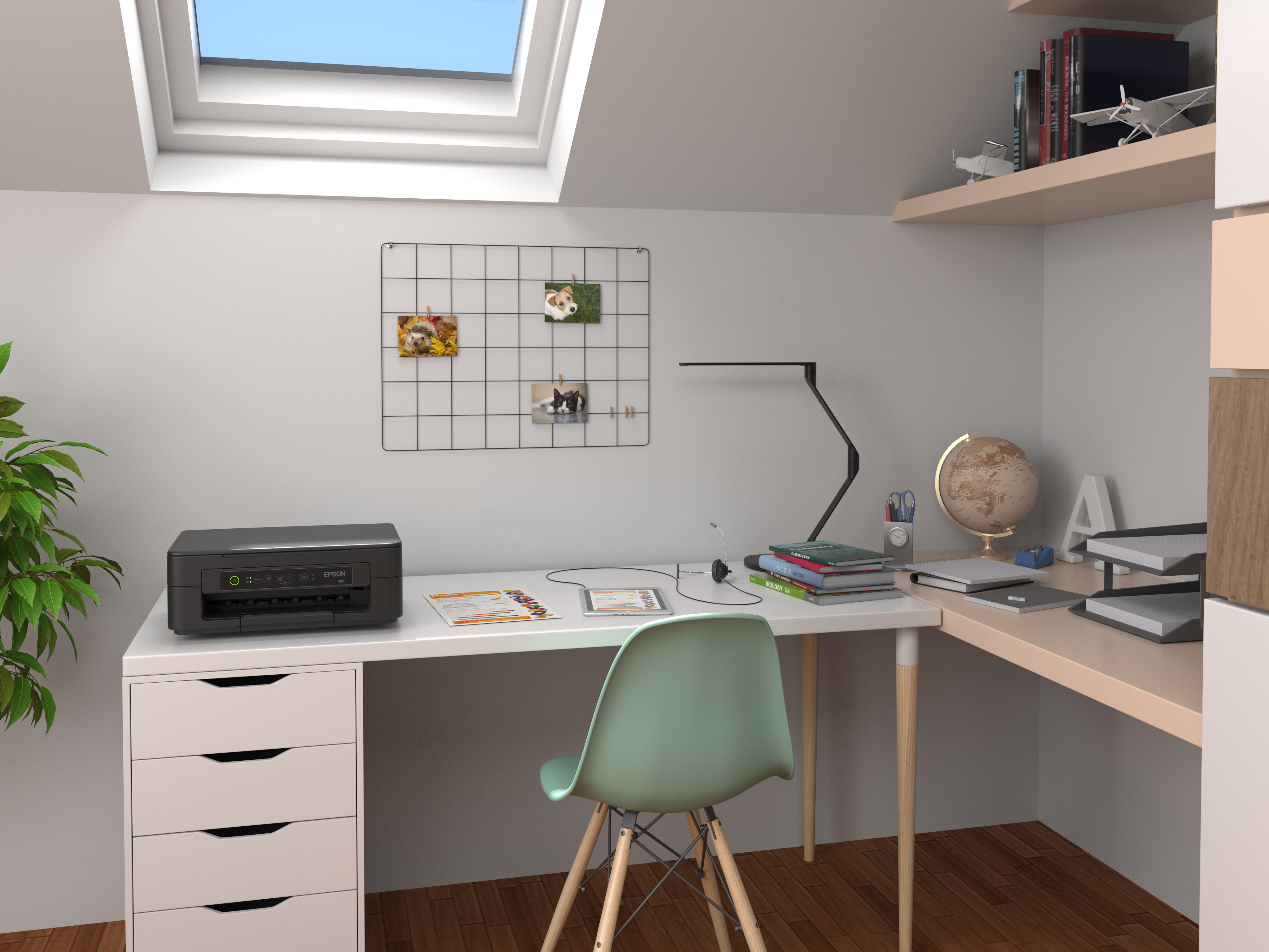 Biurko z drukarką, lampą i dekoracjami w jasnym pokoju z świetlikiem.