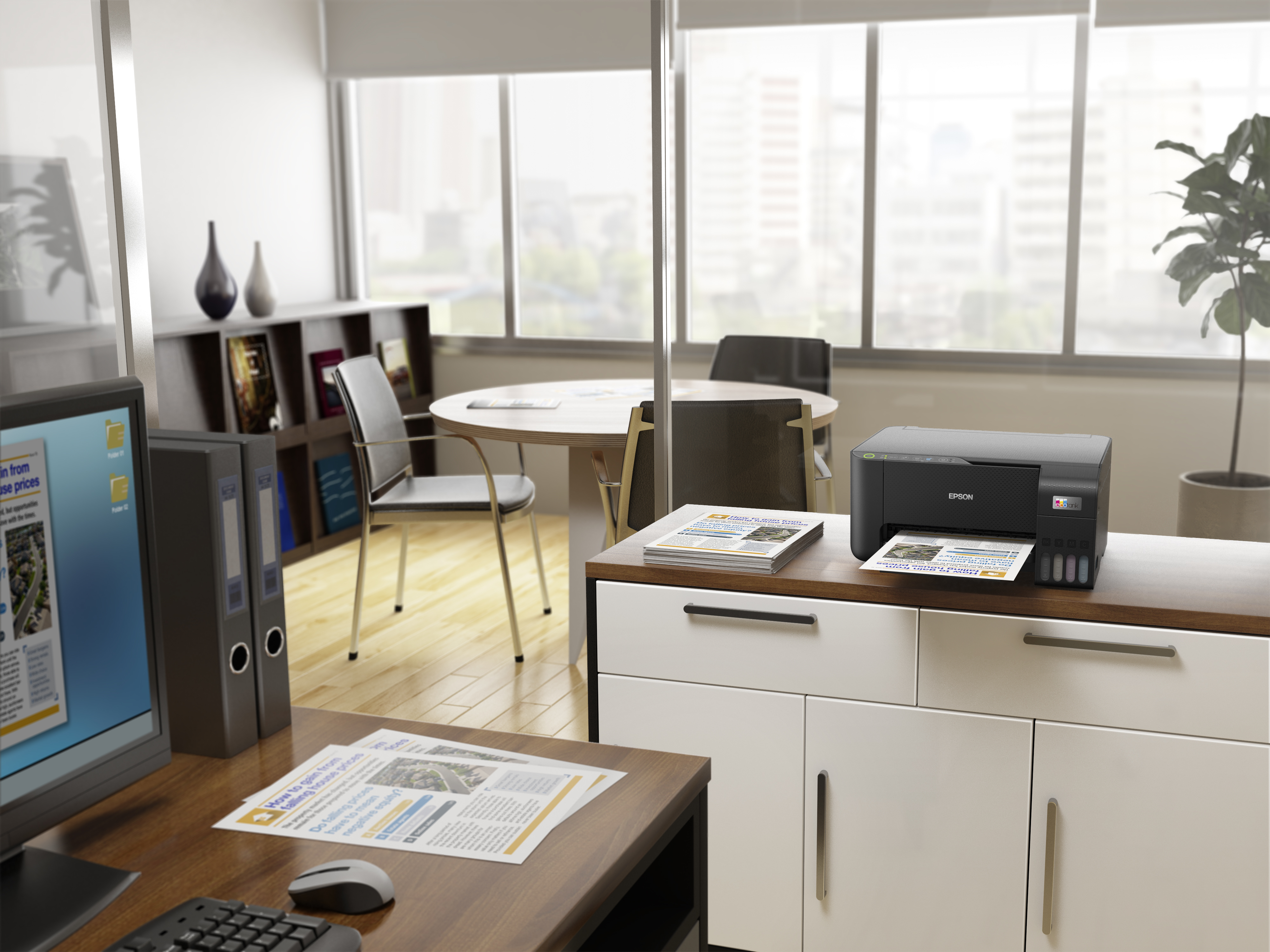 Scena biurowa z drukarką na szafce. Są papiery, monitor i biurko.