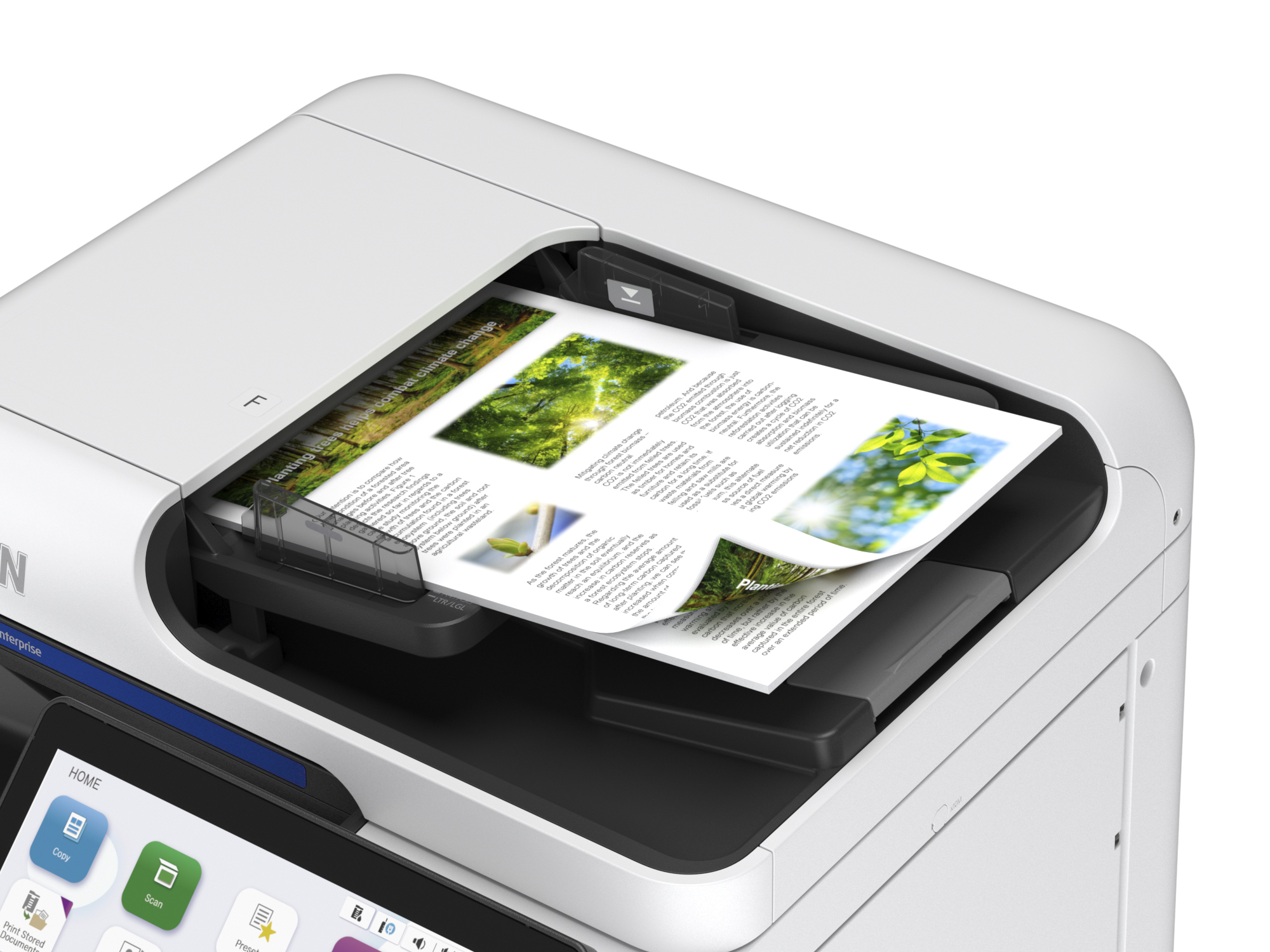 Zbliżenie białej drukarki Epson drukującej dokument, z papierami w tacy i otwartą górą.