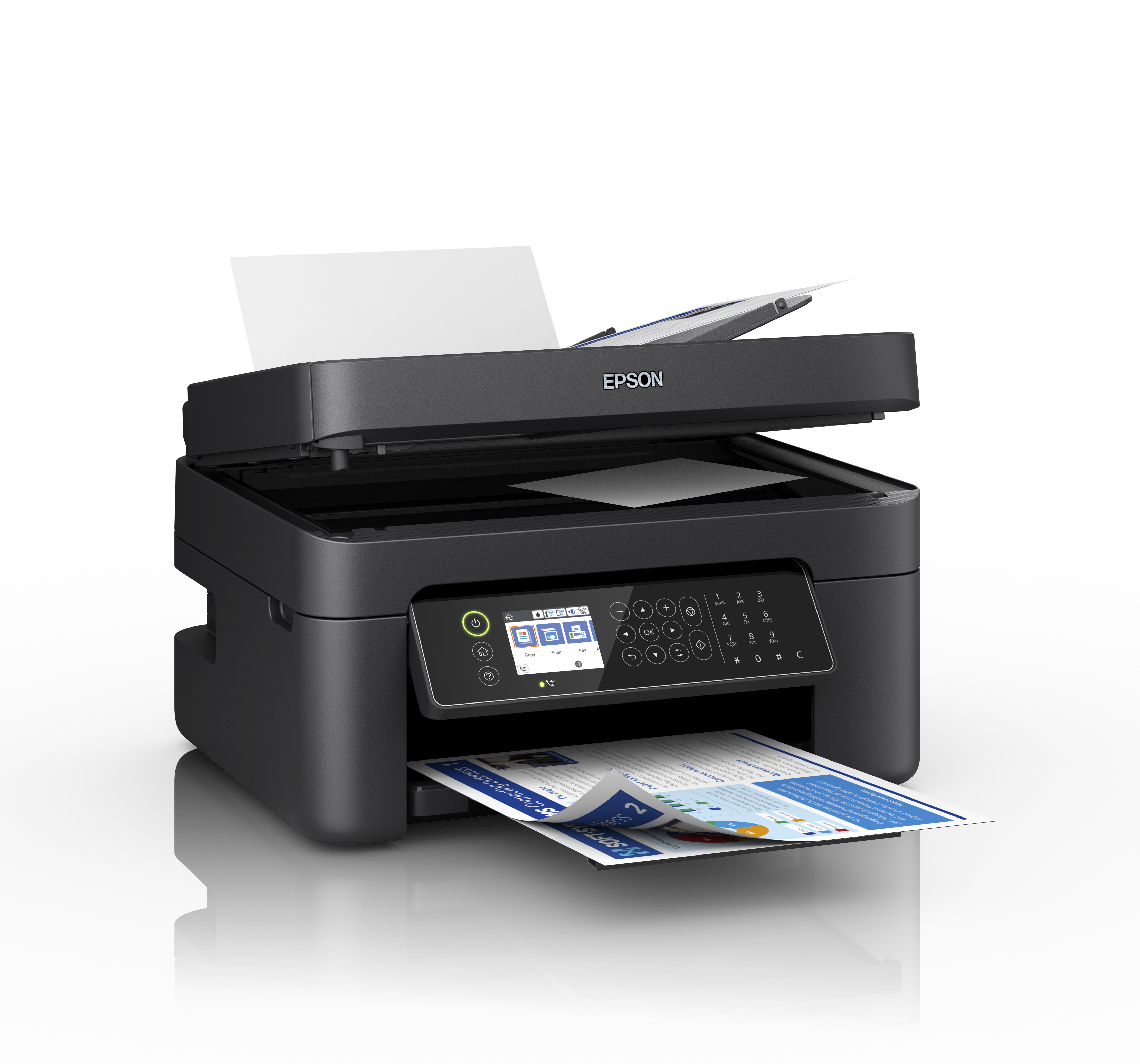 Stampante Epson nera con uscita carta. Vassoio carta aperto. Sfondo bianco.
