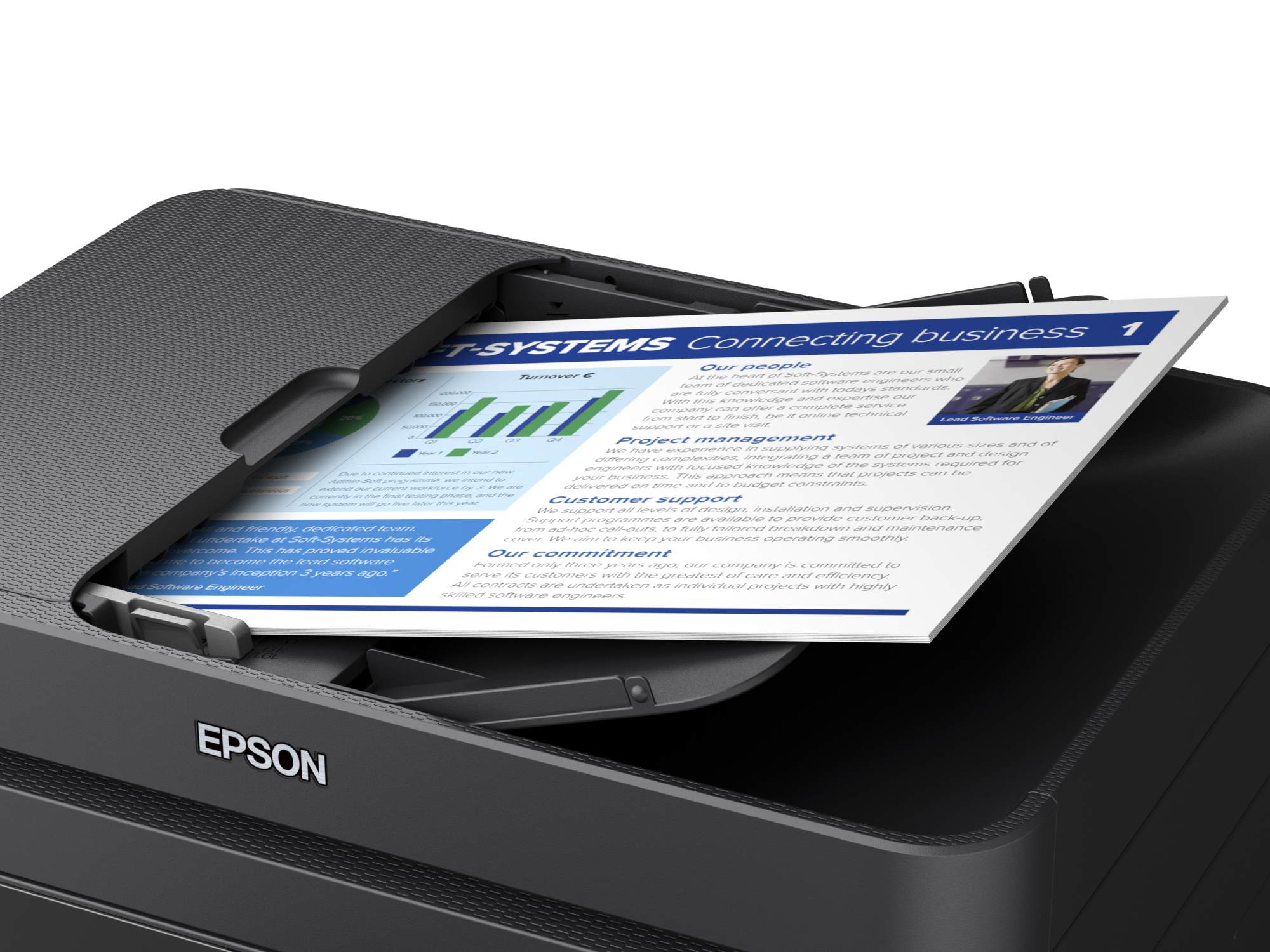 Primo piano della stampante Epson, documento con testo in stampa. Stampante nera, vassoio aperto.