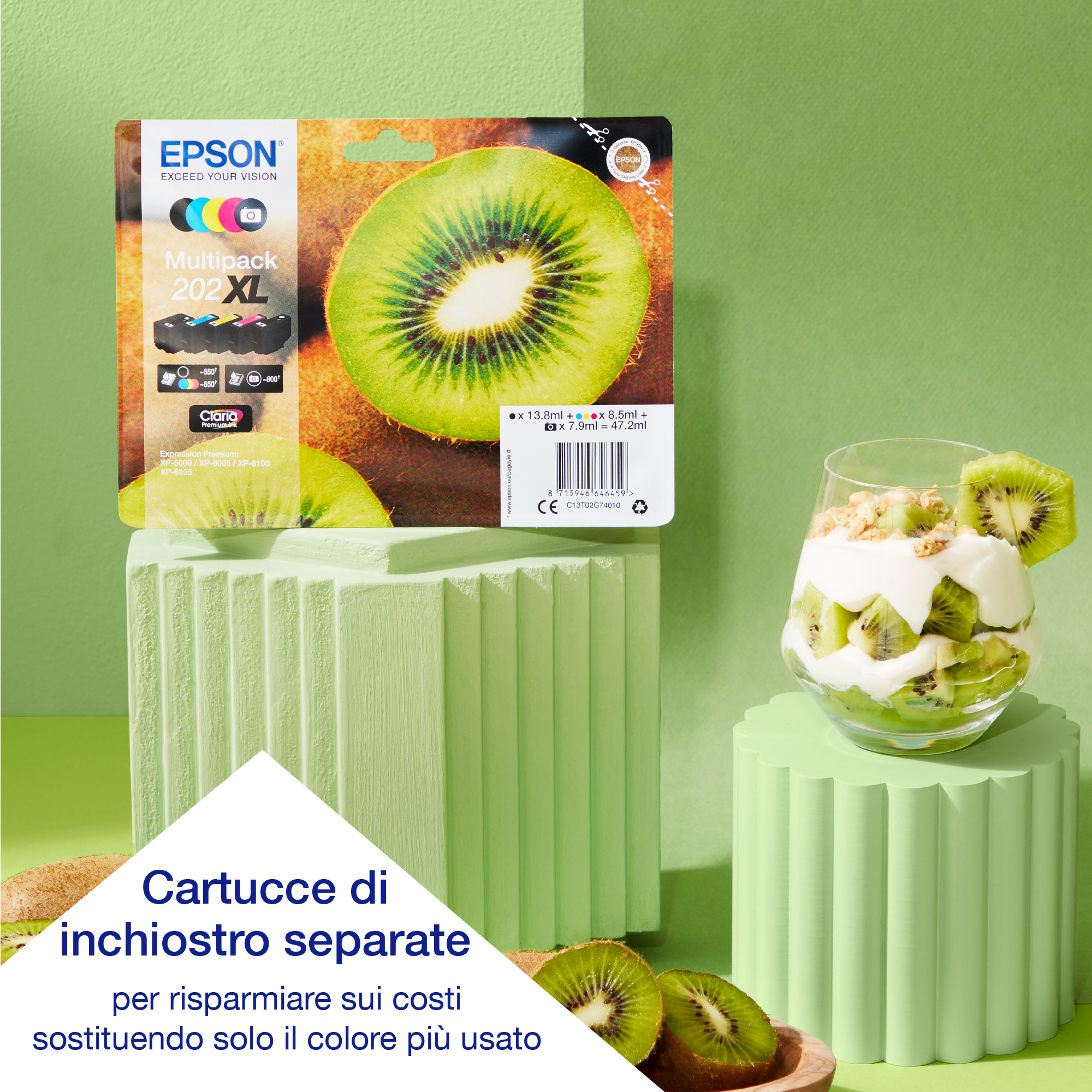 Wkłady atramentowe Epson i pokrojone kiwi. Szklanka z jogurtem i kiwi. Zielone i białe tło.