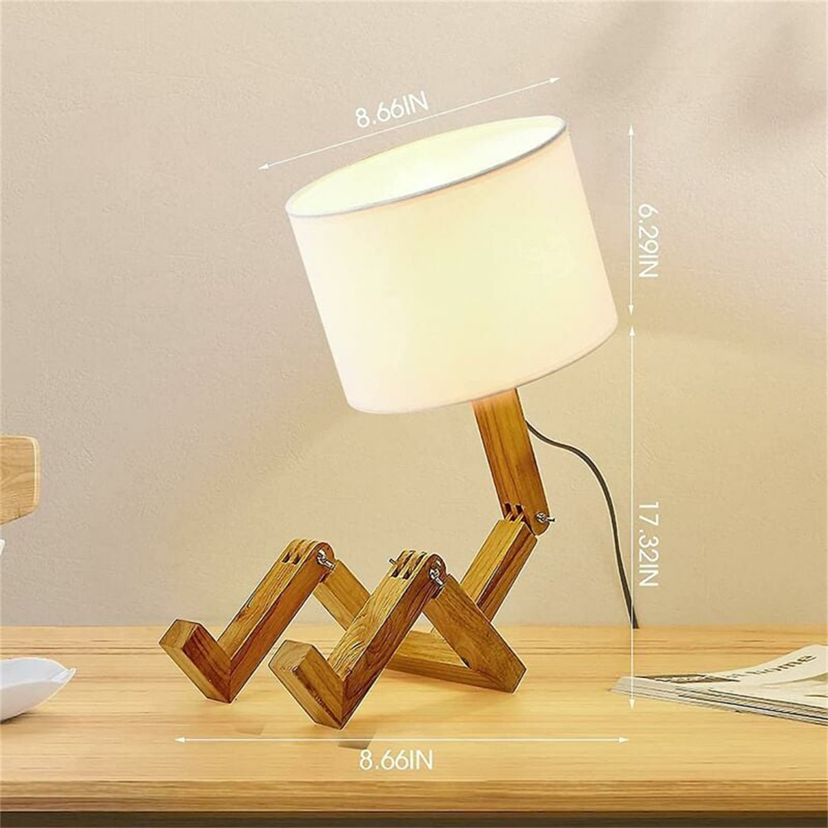 Eine Holzlampe in Form einer sitzenden Person.