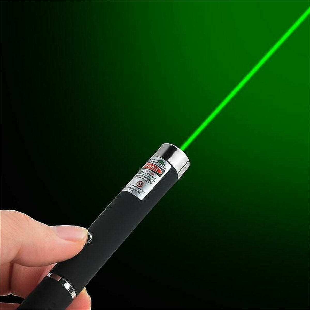 Eine Hand, die einen schwarzen Laserpointer hält, der einen hellgrünen Strahl aussendet.