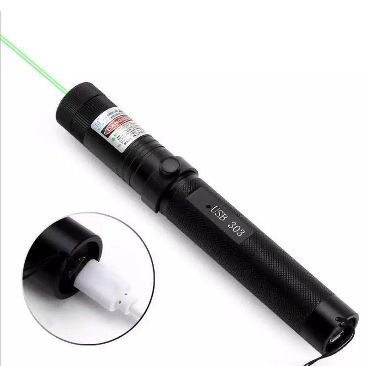 Schwarzer Laserpointer mit grünem Strahl, beschriftet USB 303, weißer USB-Anschluss.