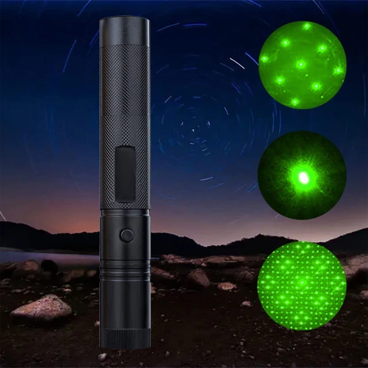 Schwarze Taschenlampe mit grünen Laserpunkten, die den Nachthimmel beleuchten.