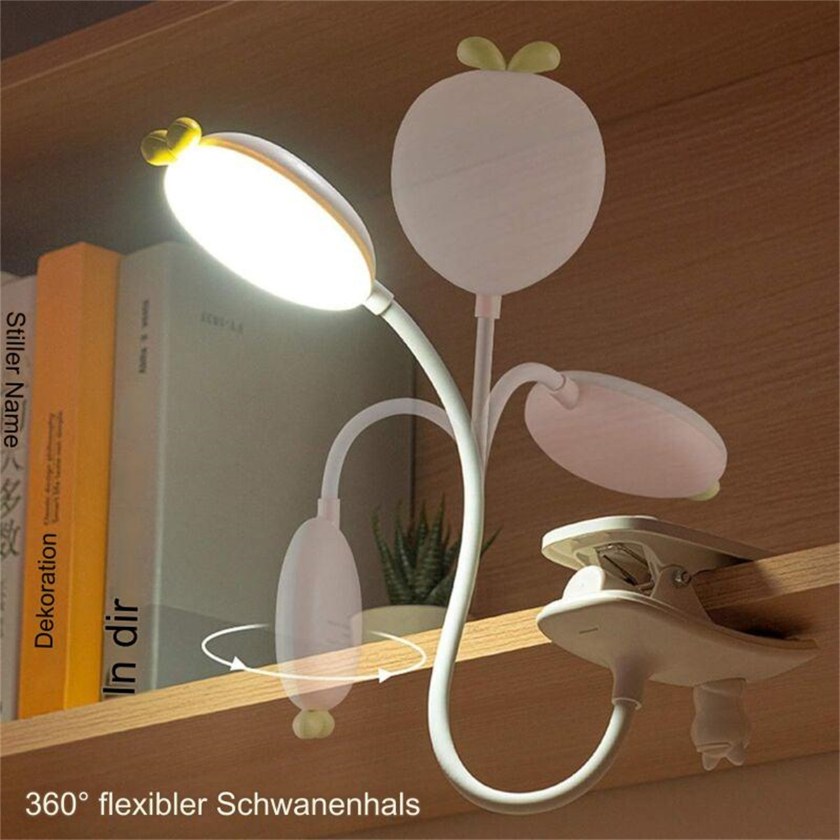 Weiße Lampe mit Clip, an Holzregal mit Büchern.