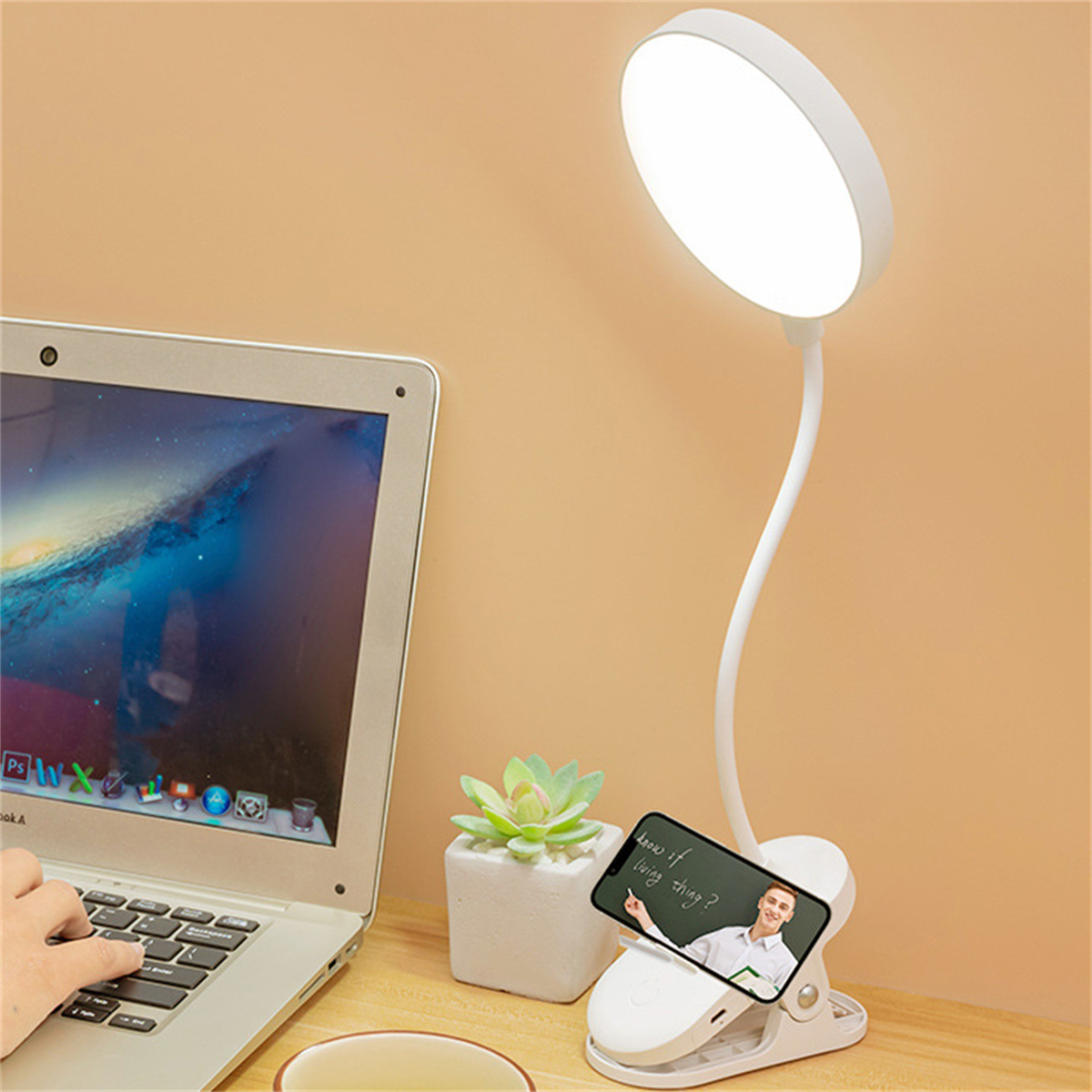 Schreibtischlampe mit Telefonklemme, die ein Telefon mit einer Person auf einer Tafel hält.