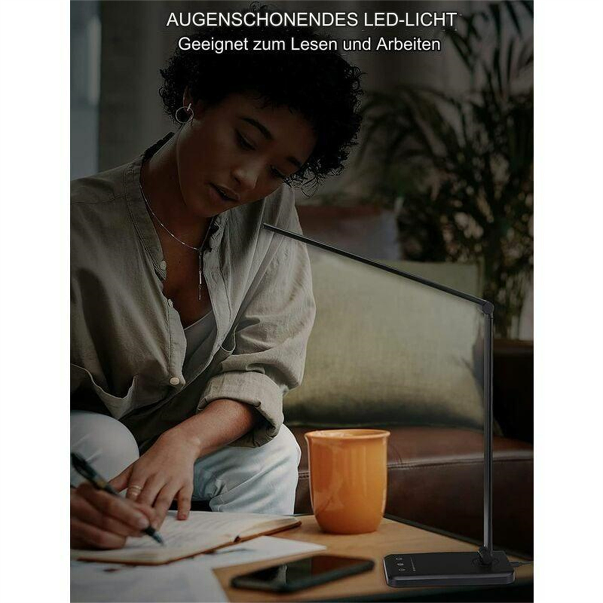 Eine Frau schreibt an einem Schreibtisch mit Lampe und Becher, mit Text auf Deutsch.