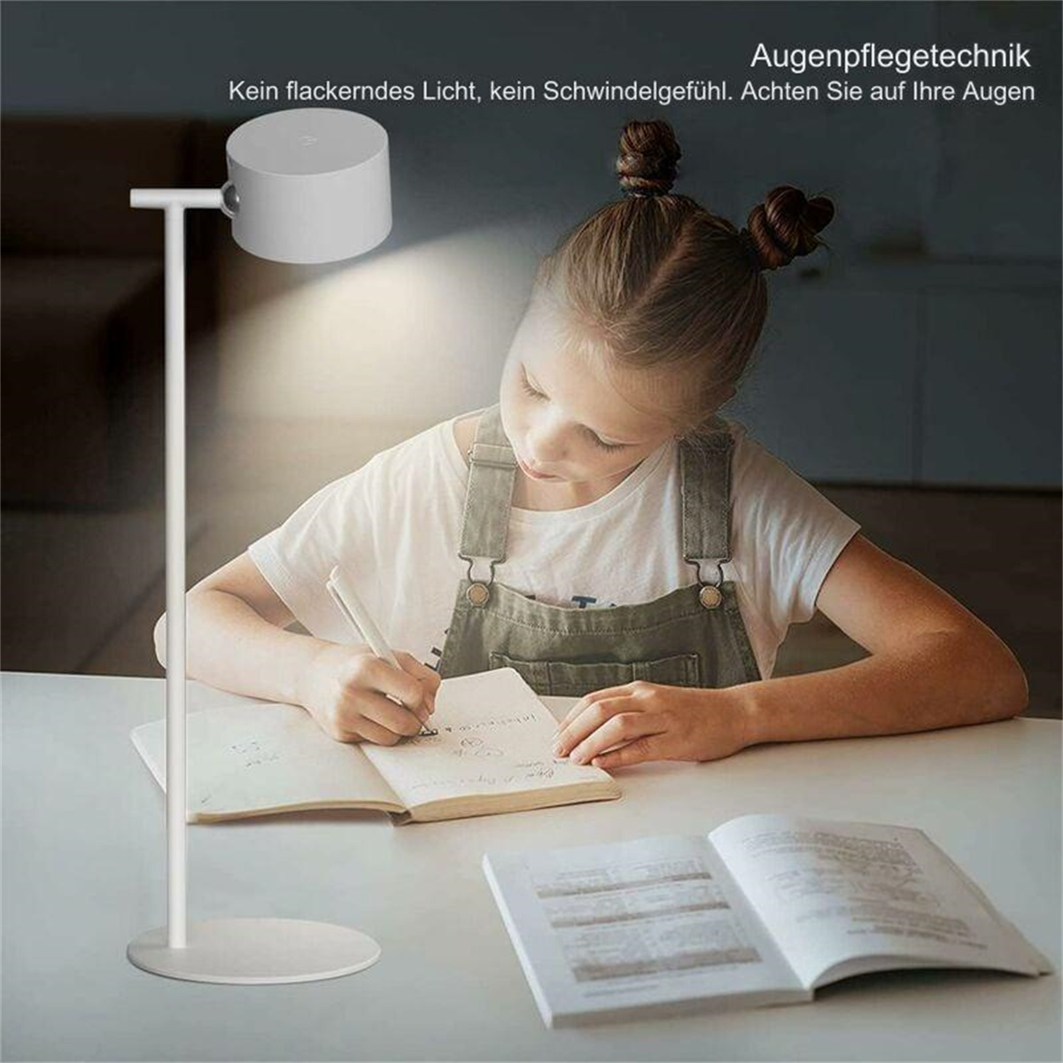 Ein Mädchen schreibt an einem Tisch mit einer Lampe. Ein offenes Buch liegt auf dem Tisch.