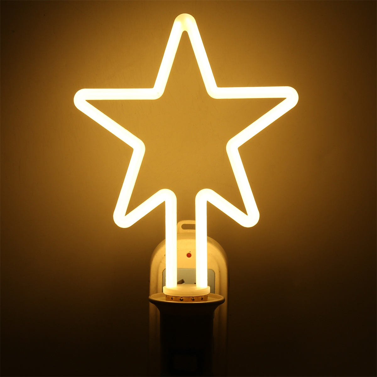 Ein sternförmiges Neonlicht, das in eine Steckdose gesteckt ist. Das Licht ist gelb.
