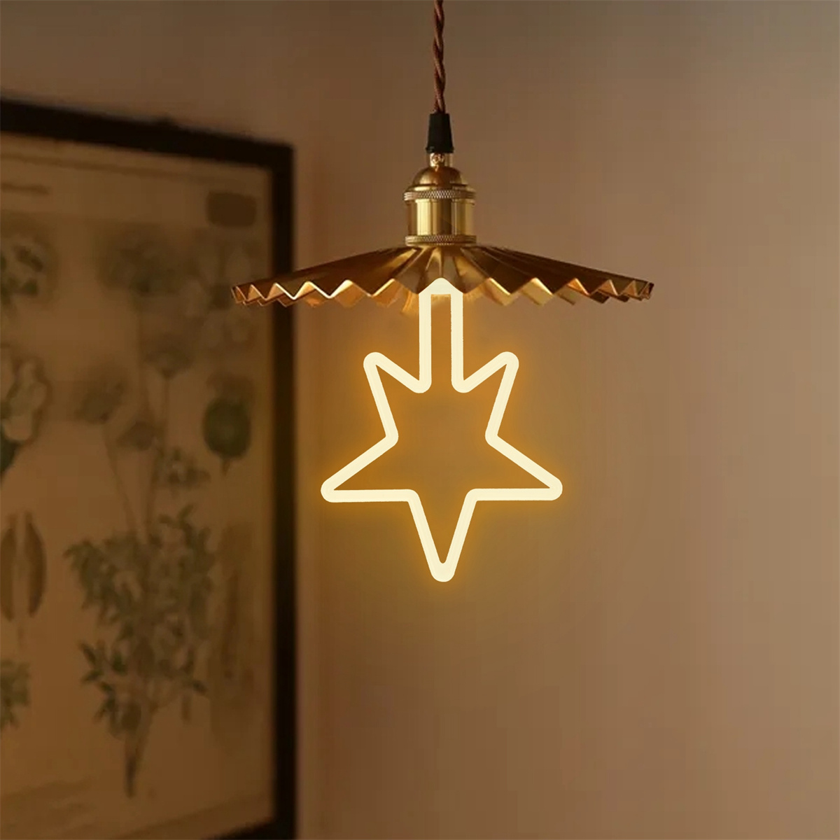 Eine sternförmige Glühbirne, die an einer goldenen Halterung hängt. Der Hintergrund ist eine beige Wand.