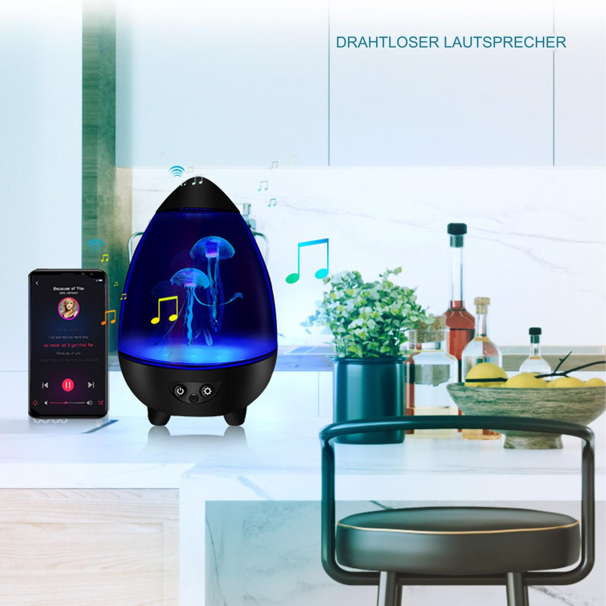 Quallenlampe auf einer Theke. Sie steht neben einem Telefon und einer Obstschale. Blauer und weißer Hintergrund.