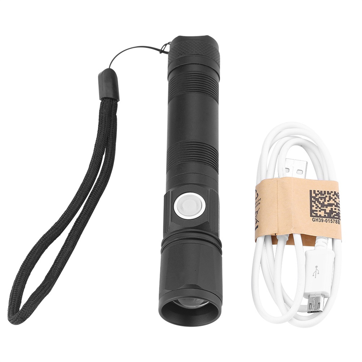 Eine schwarze Taschenlampe mit einer Handschlaufe und einem weißen USB-Ladekabel mit Anhänger.