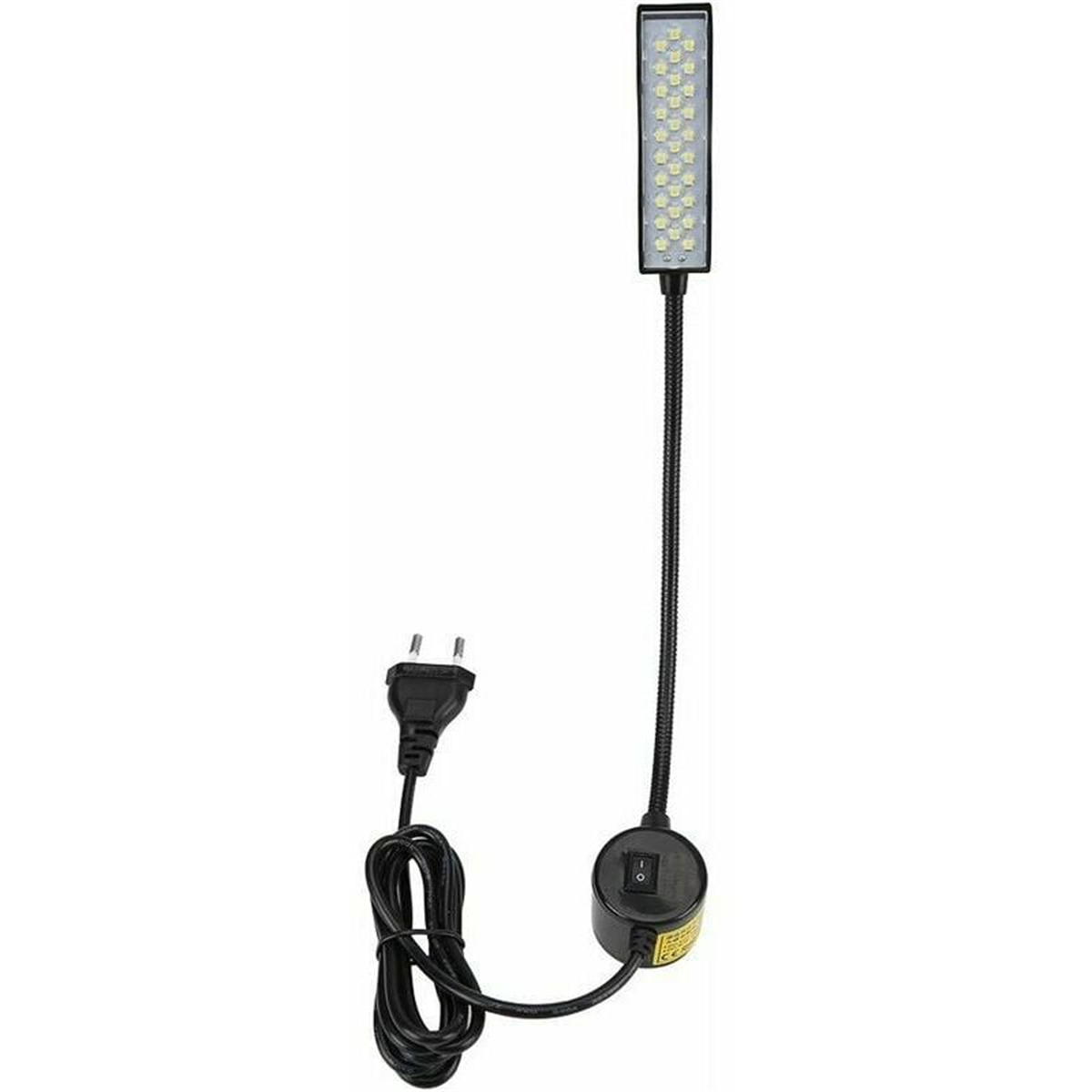 Eine flexible schwarze Schreibtischlampe mit schwarzem Stecker und Licht. Weißer Hintergrund.