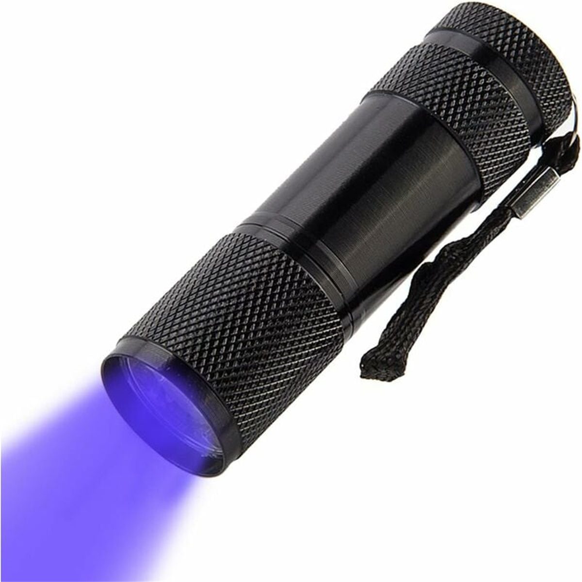 Schwarze UV-Taschenlampe strahlt violettes Licht aus. Sie hat einen strukturierten Griff und eine Handschlaufe. Weißer Hintergrund.
