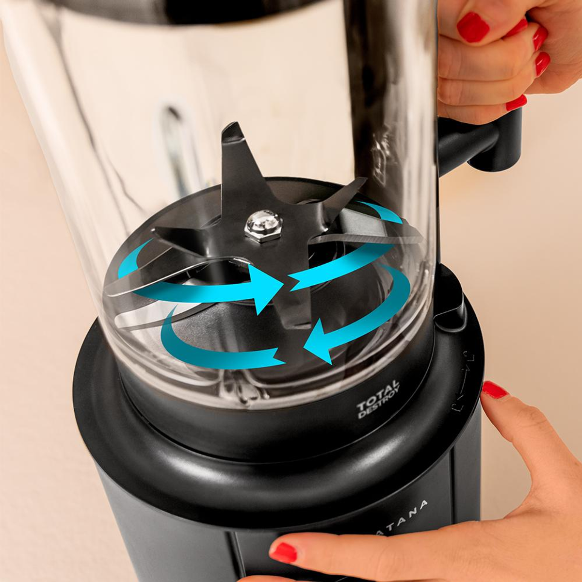 Nahaufnahme von Mixer-Klingen mit Pfeilen, die die Mischwirkung anzeigen. Eine Hand ist sichtbar.