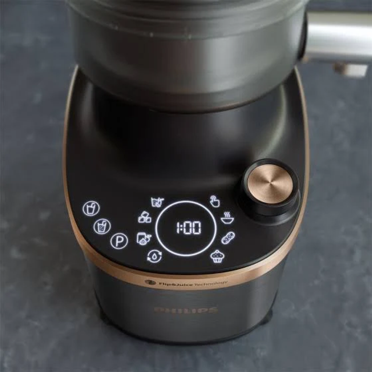 Zbliżenie panelu sterowania urządzenia kuchennego pokazuje timer ustawiony na 1:00.