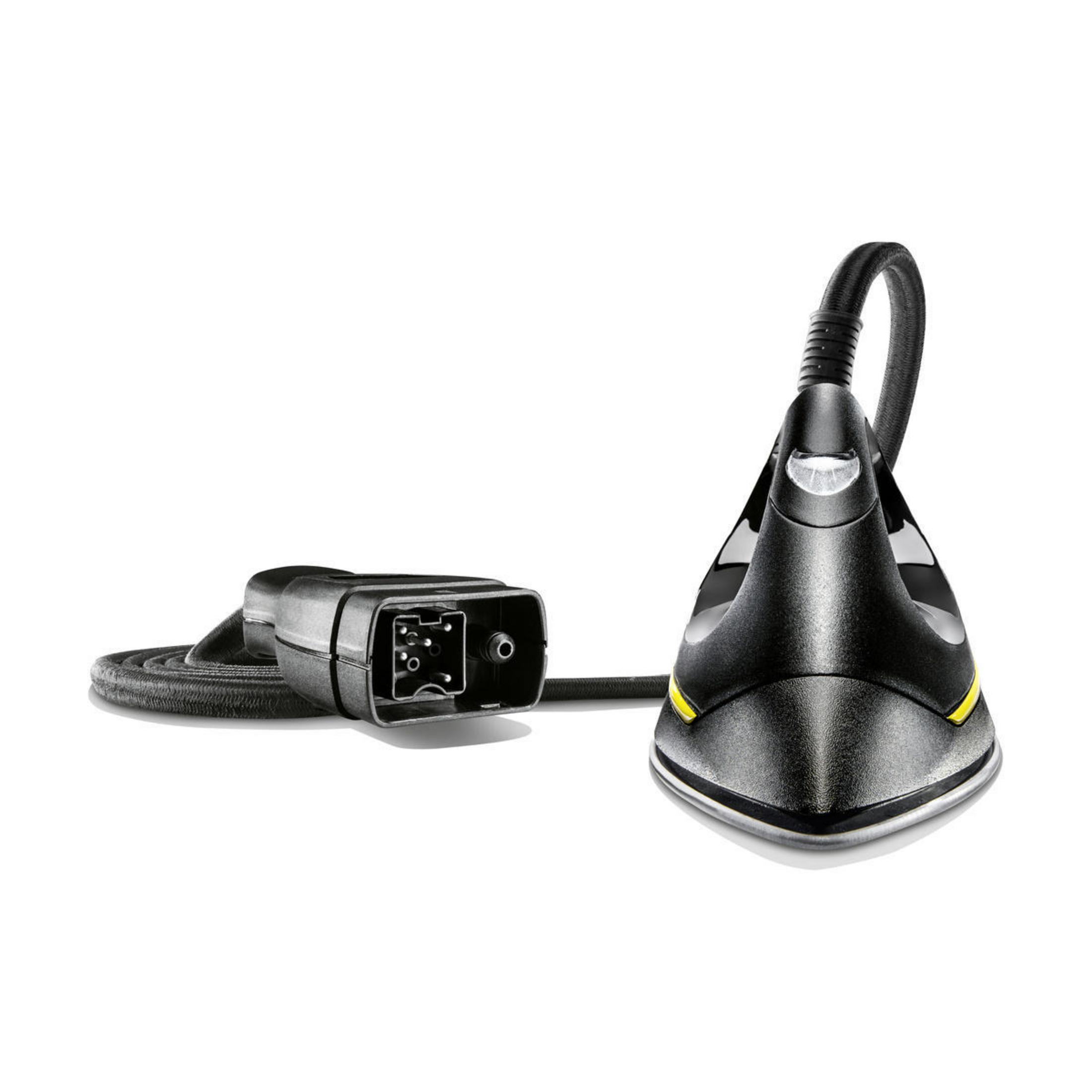 Schwarzes und gelbes Bügeleisen mit Stecker. Das Bügeleisen steht auf weißem Untergrund.