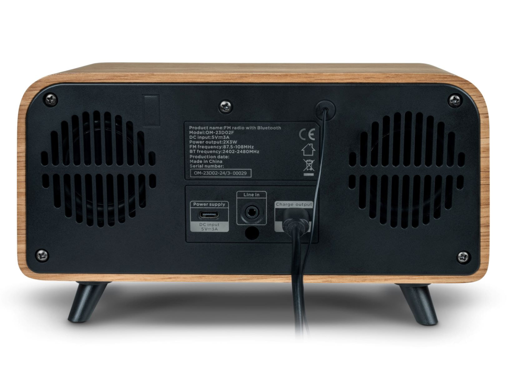 Tył drewnianego radia z głośnikami i portami. Czarne tło.