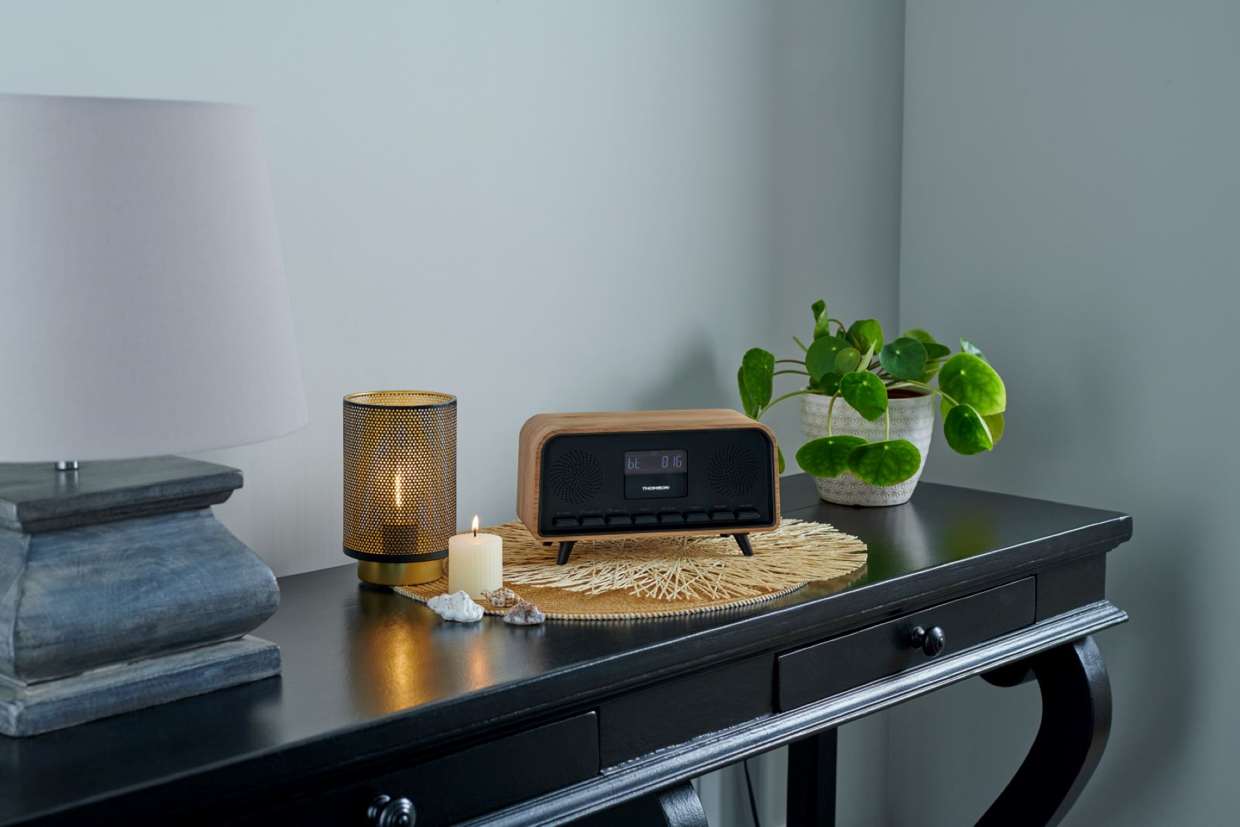 Kobieta używa laptopa obok drukarki. Drukarka drukuje dokument.