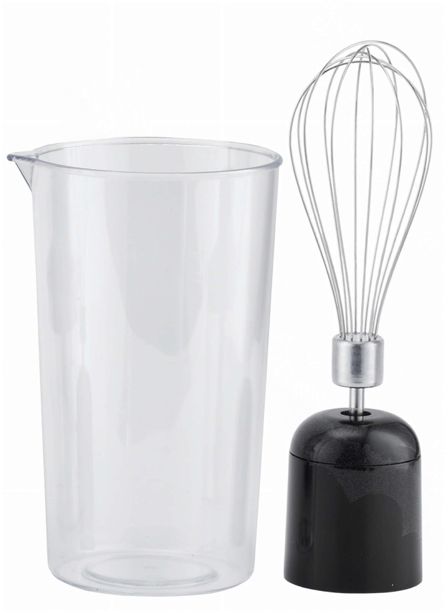 Un becher in plastica trasparente accanto a una frusta in acciaio inossidabile con manico nero. Entrambi su una superficie bianca.
