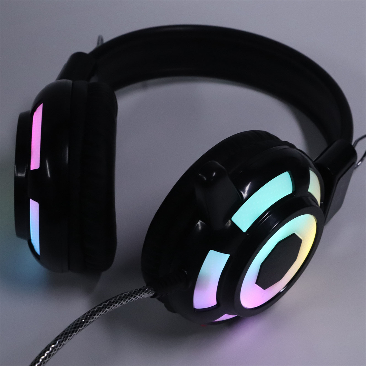 Schwarze Gaming-Kopfhörer mit farbigen LED-Leuchten an den Ohrmuscheln.