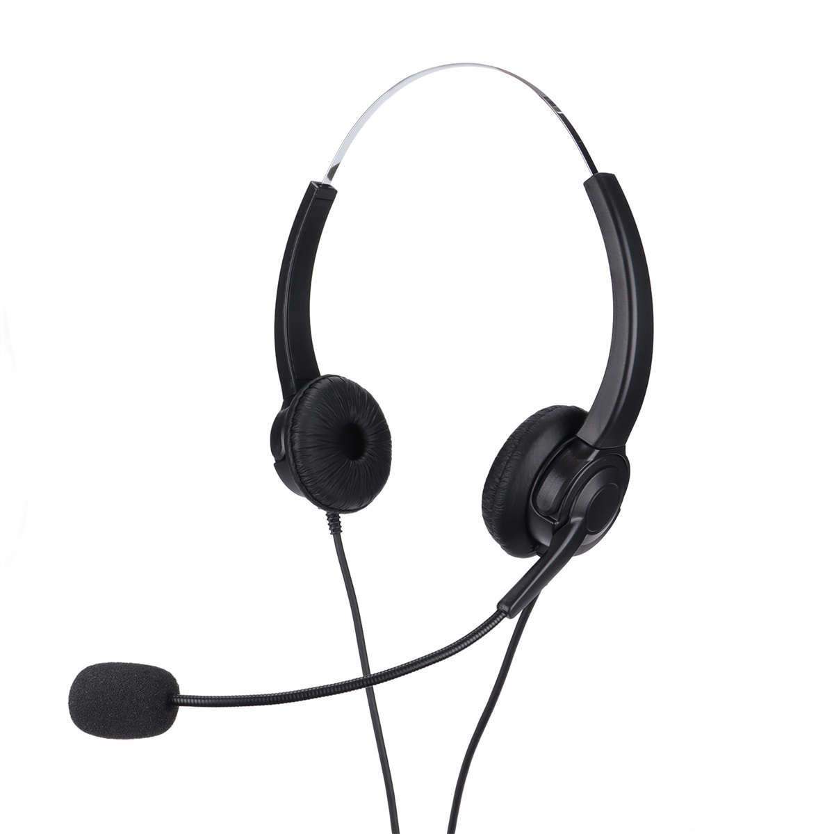 Ein schwarzes Headset mit zwei Ohrmuscheln, einem Mikrofon und einem Verbindungskabel.