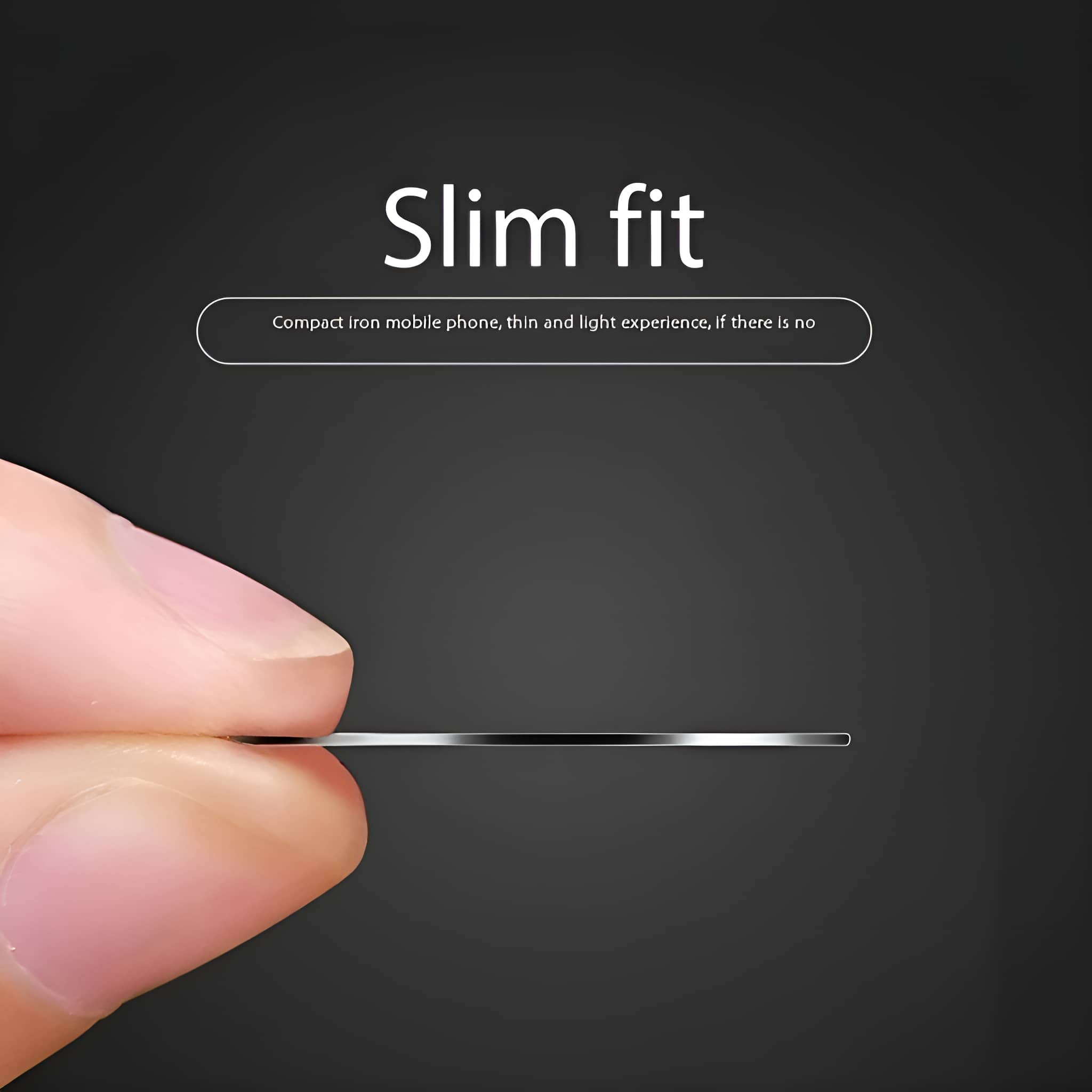 Ein dünnes, silbernes Metallblech, zwischen Fingern gehalten, mit "Slim fit" darüber.