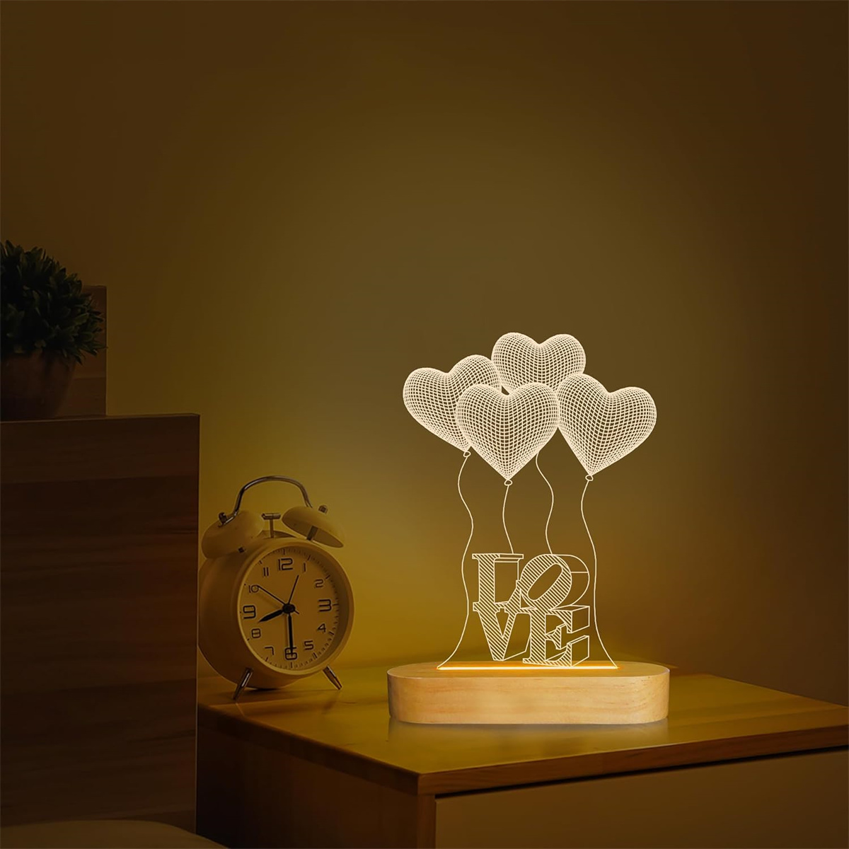 Ein Nachttisch mit einer Uhr und einer herzförmigen Lampe mit der Aufschrift "LOVE".